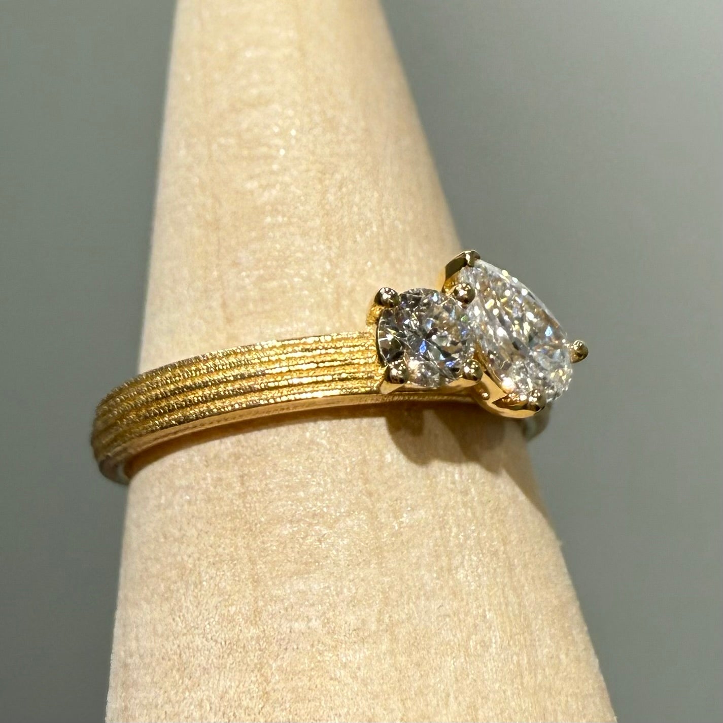 9k Lab diamond Toi et moi texture band pinky ring