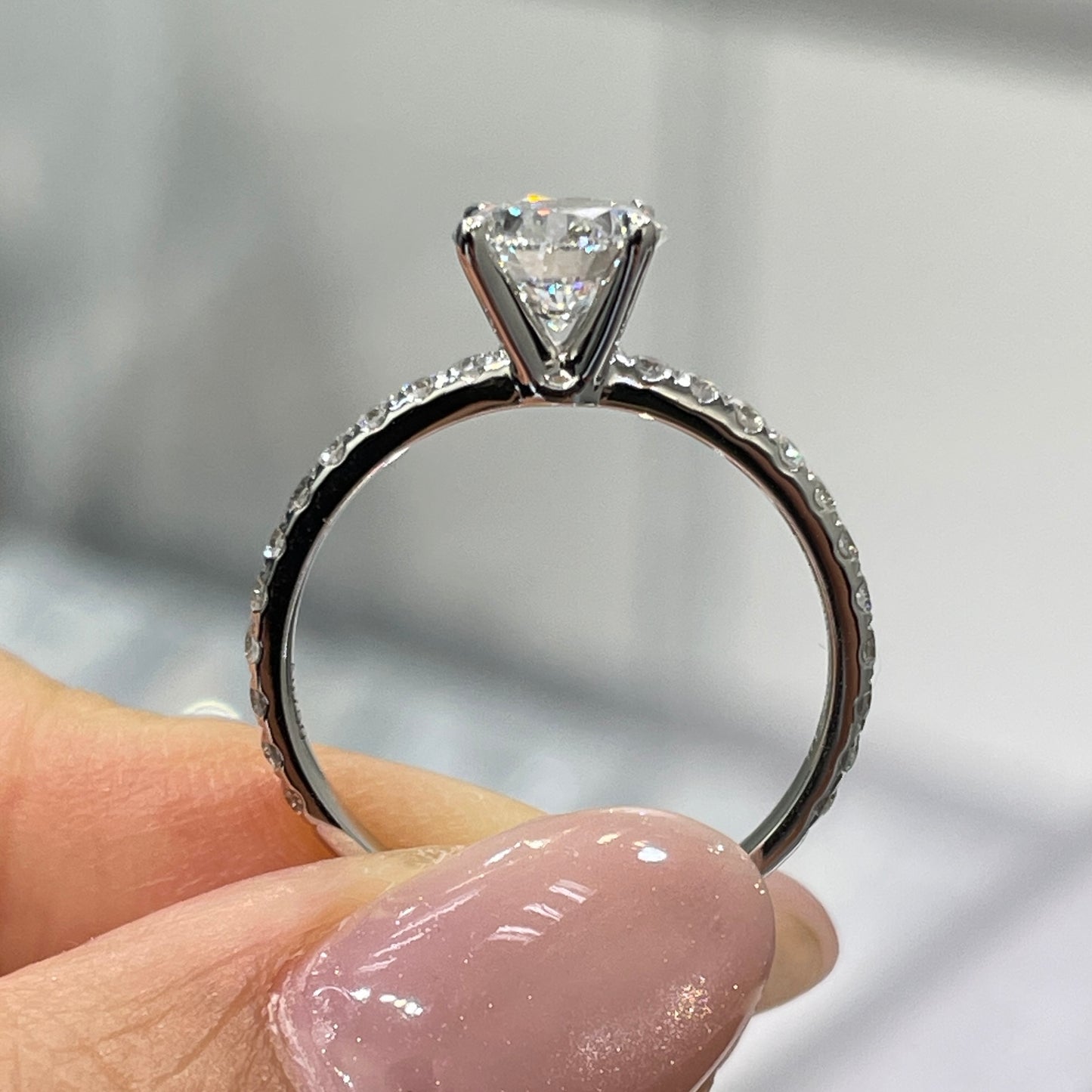 Lab Diamond round 1ct four-prong pave ring