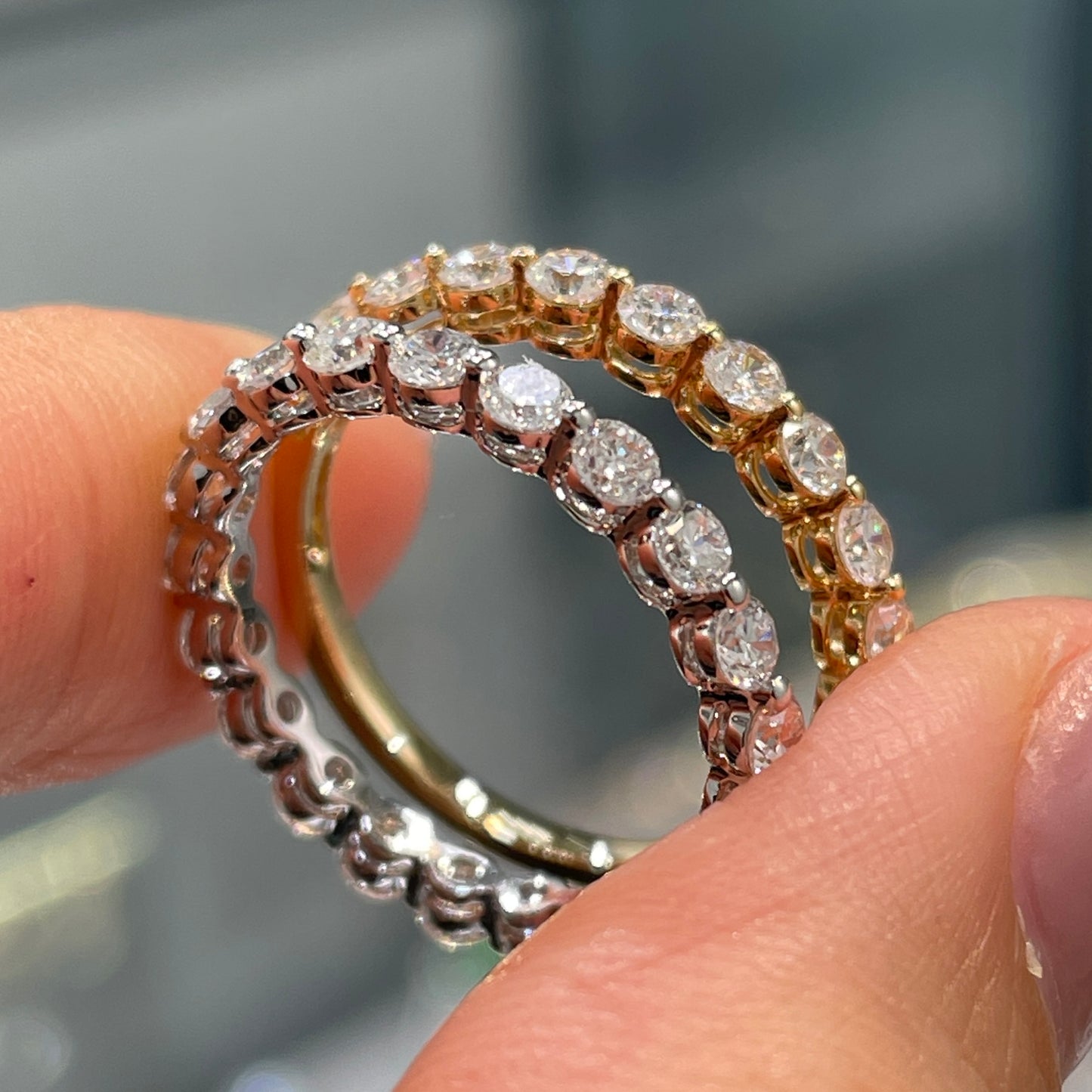 9k Lab diamond Round 1.05ct single-prong full eternity ring