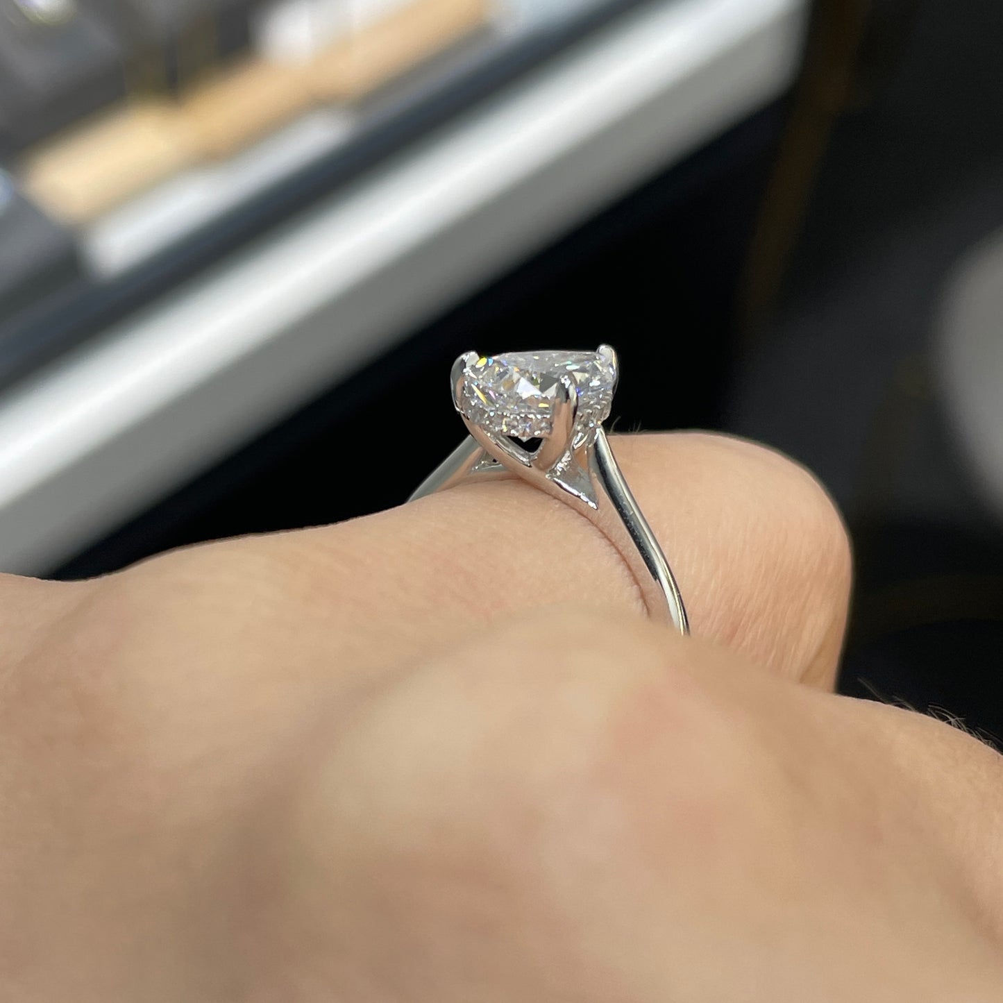 IGI Lab diamond Pear shape 1.6ct underhalo setting ring