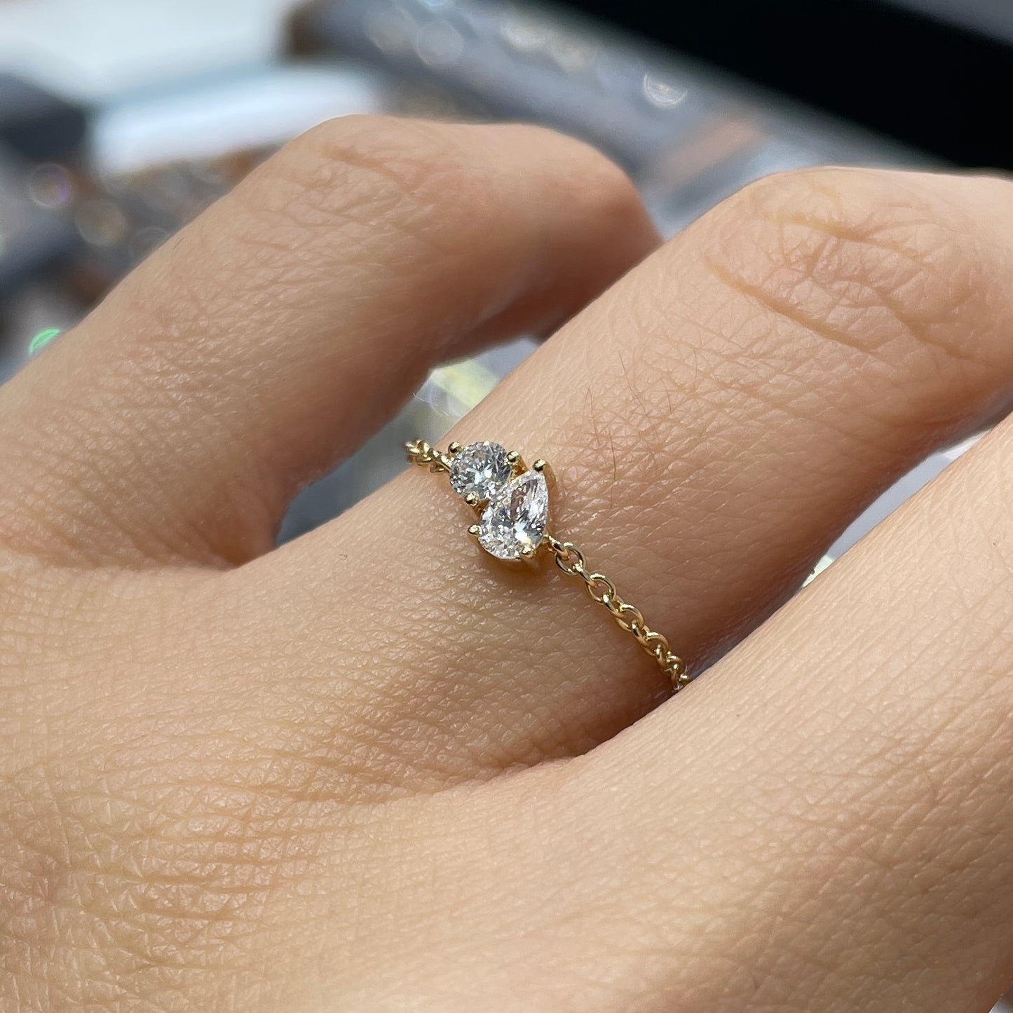 Lab diamond round and pear shape 0.24ct Toi et Moi chain ring