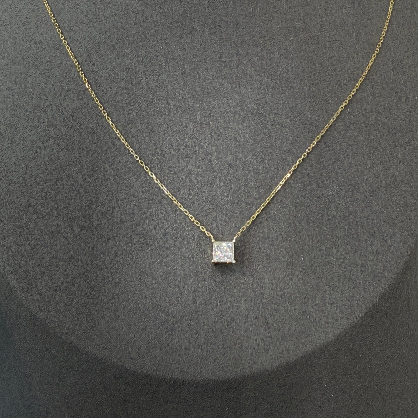 Lab diamond Princess cut 0.35ct four-prong necklace