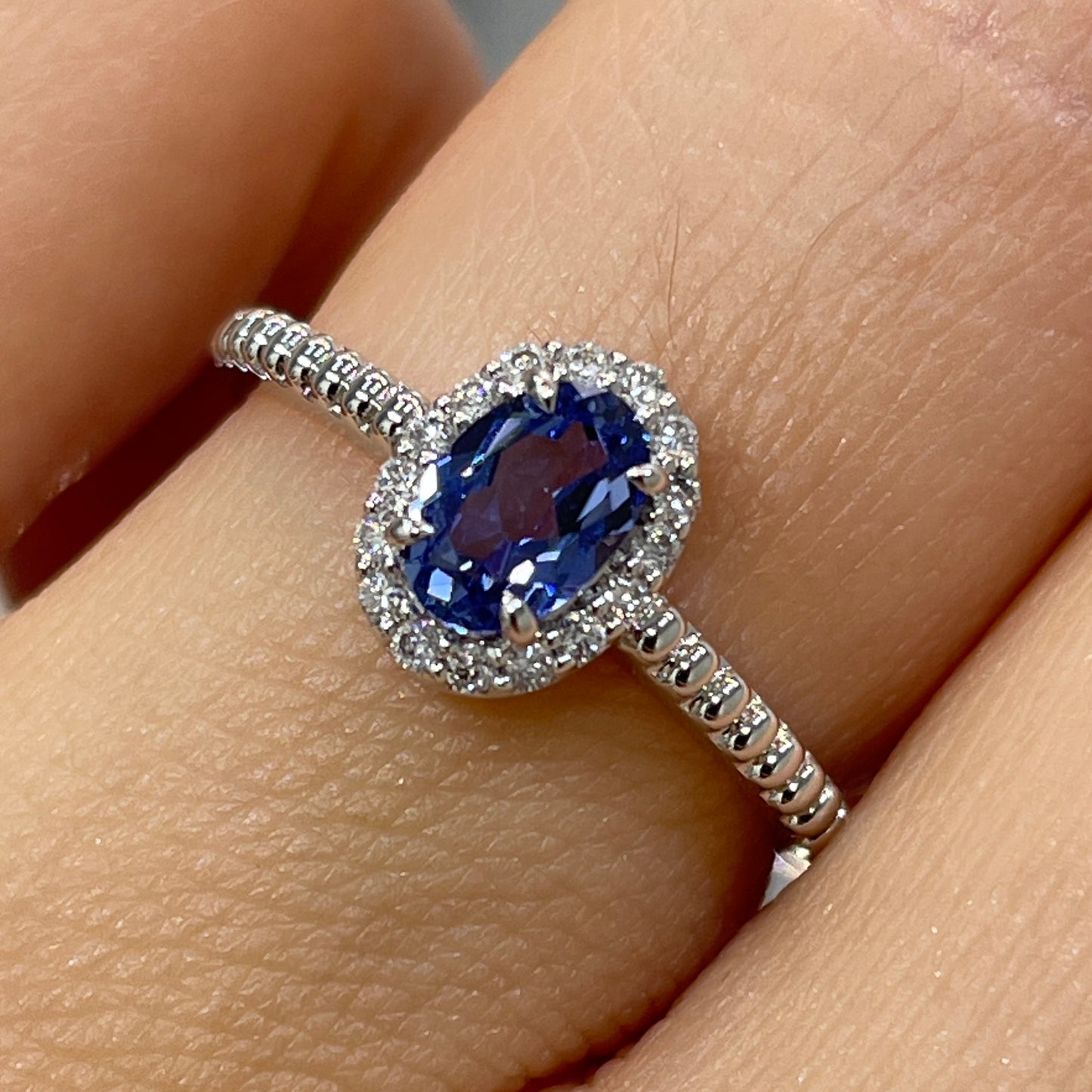 Lab grown sapphire cornflower oval 0.6ct halo twist band ring