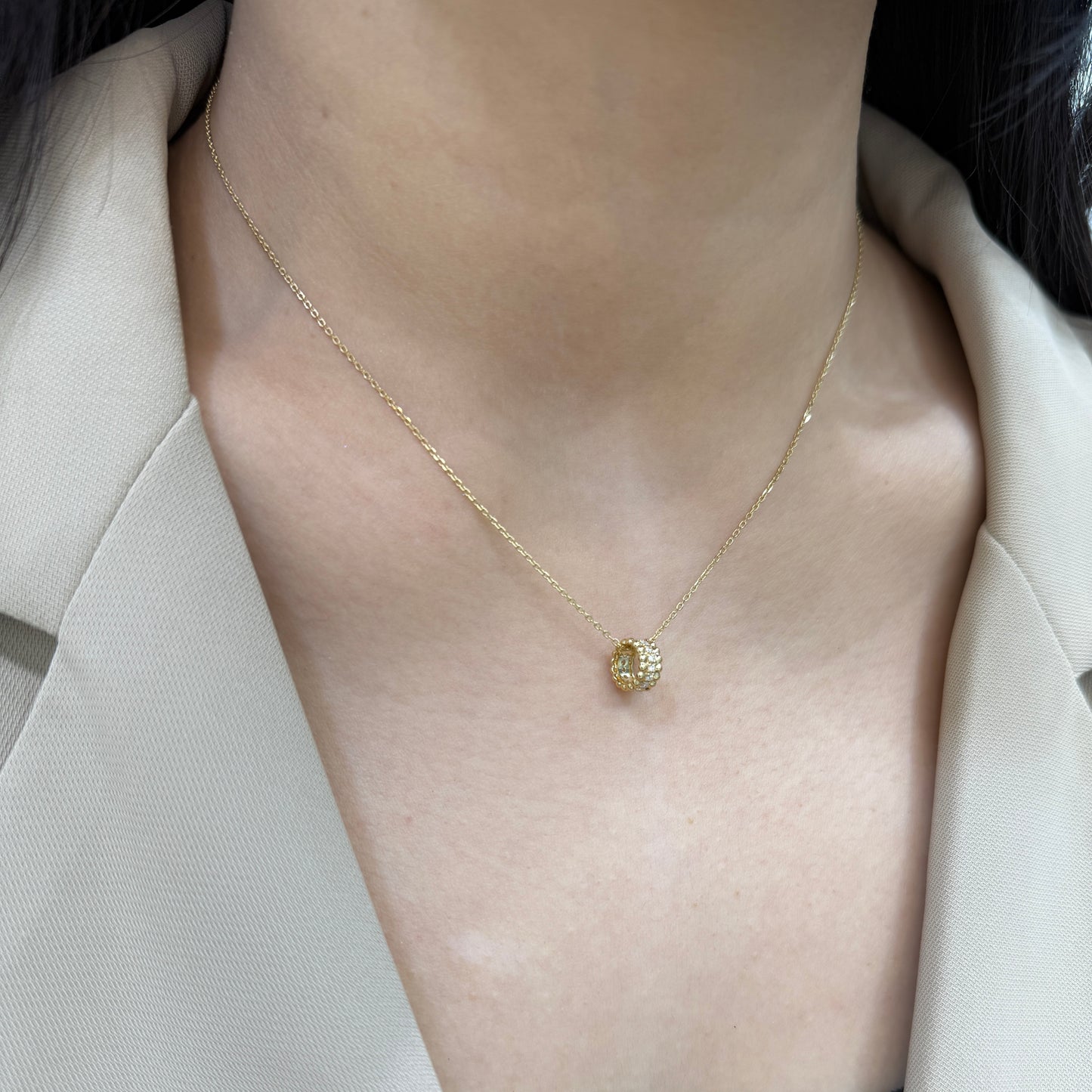 9k Lab diamond round 0.1ct milgrain roll pendant