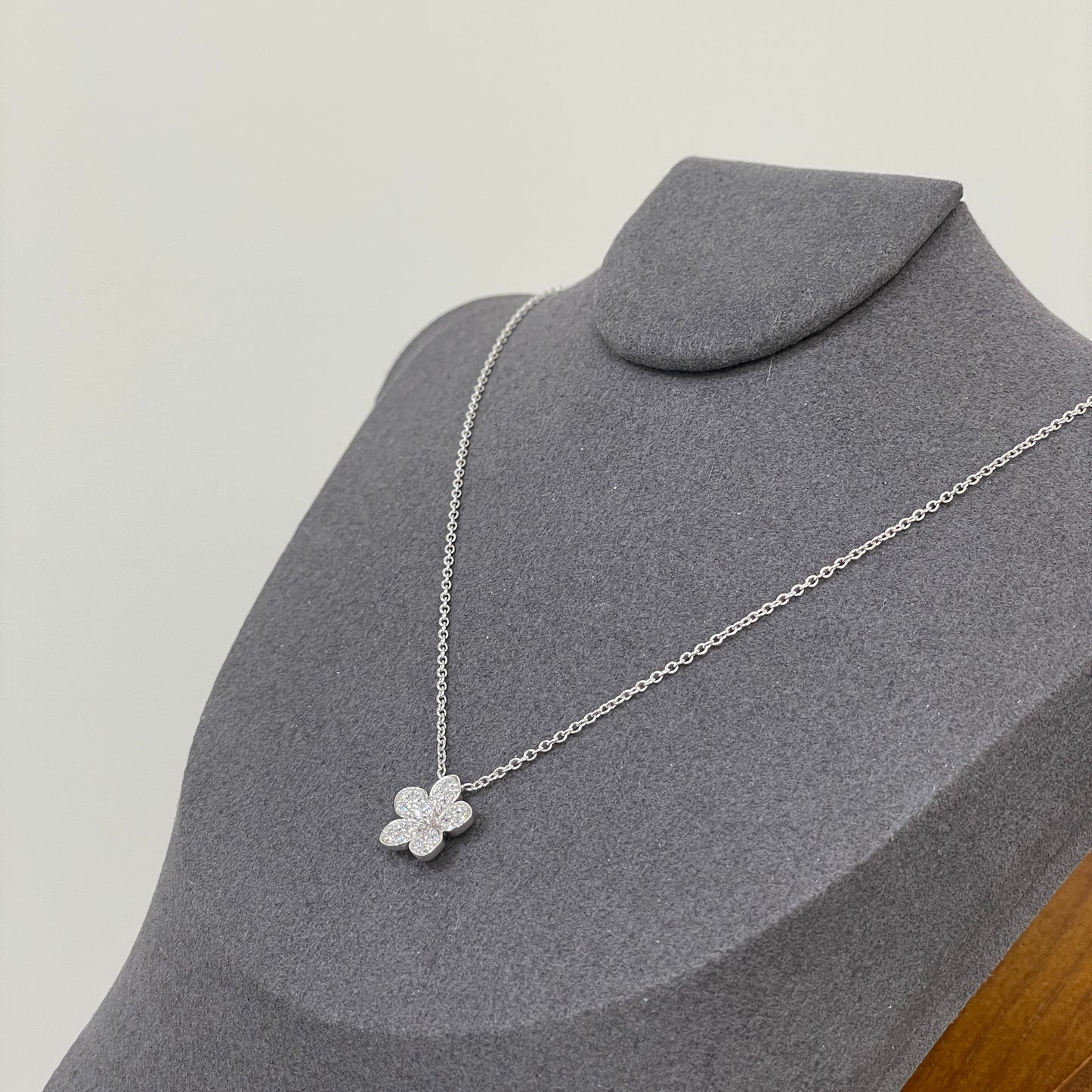 Lab diamond round 0.4ct flower necklace