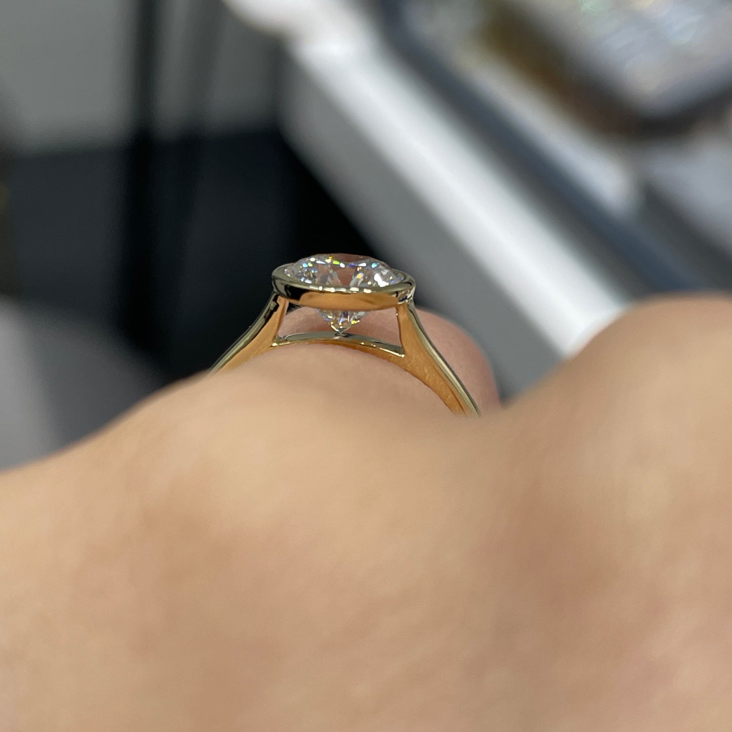 Lab diamond round 1ct Bezel ring