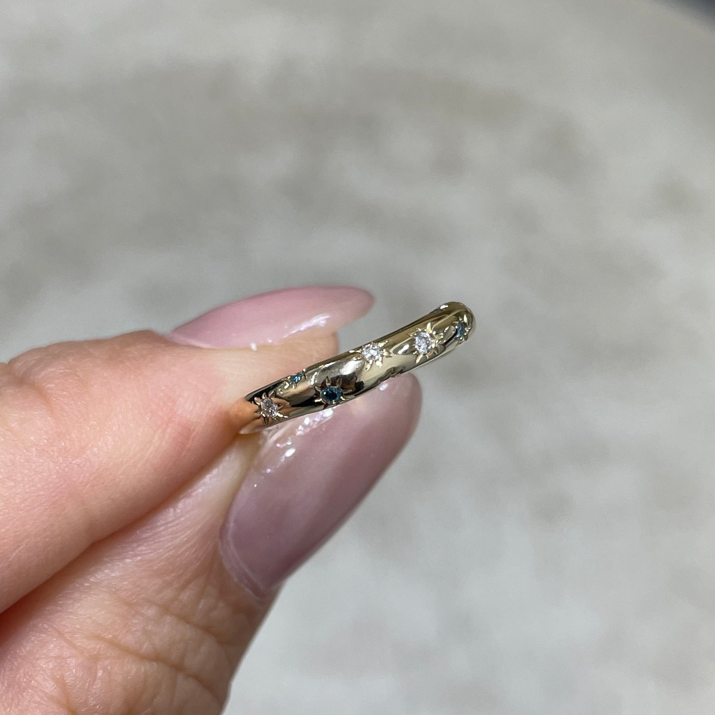 9k Lab blue diamond and diamond round 0.06ct star wavy dome pinky ring