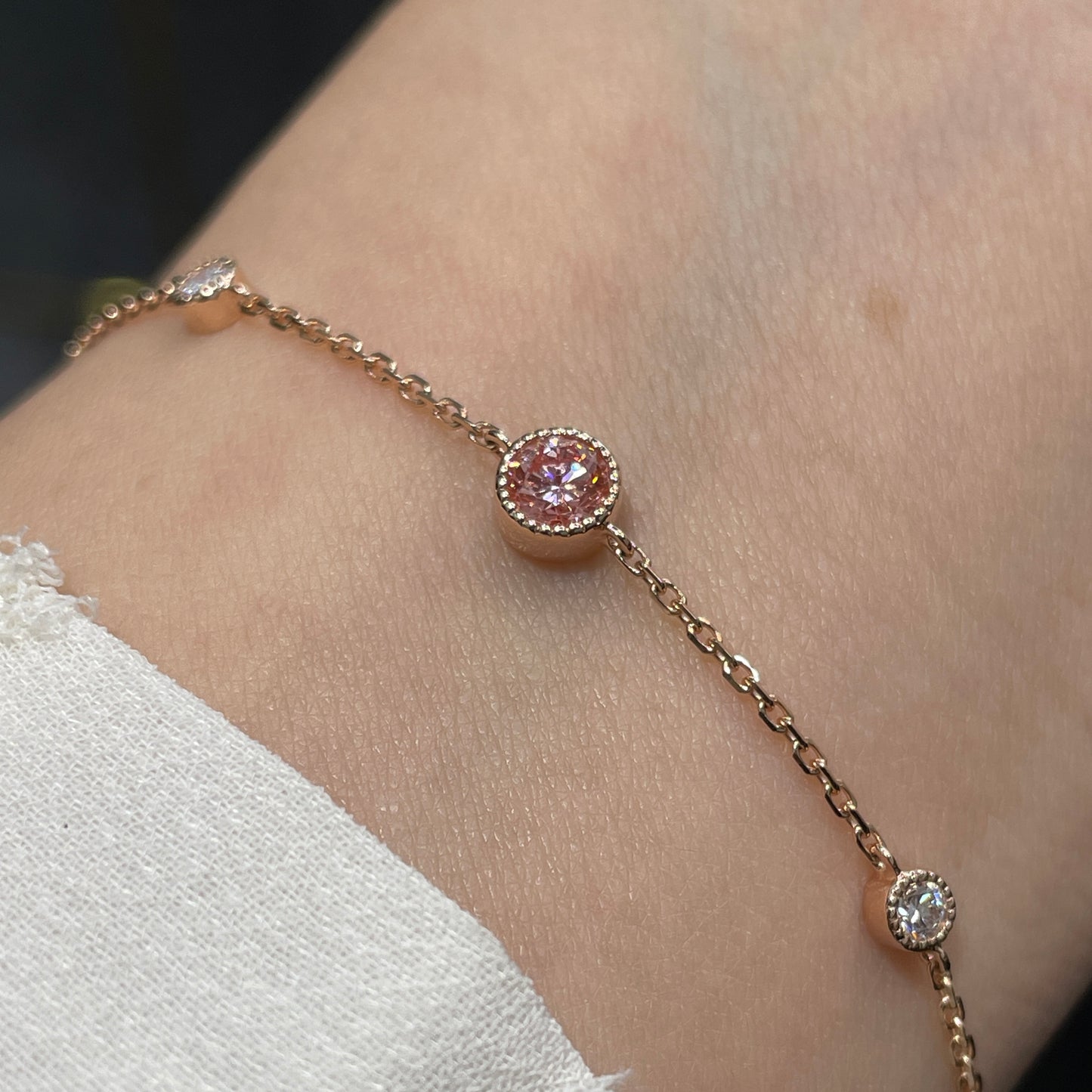 Lab pink diamond round 0.25ct with diamond 0.1ct milgrain bezel bracelet