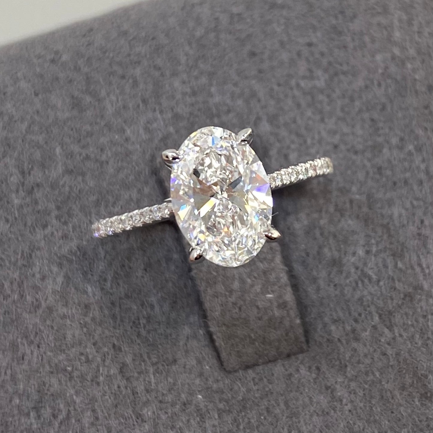 IGI Lab diamond Oval 1.2ct 4-prong pave ring