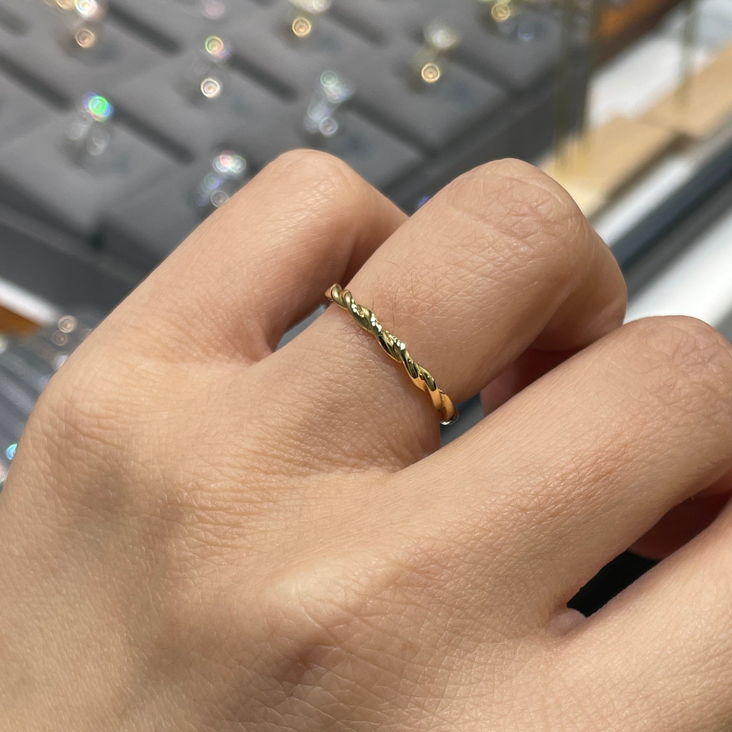 18k twist band ring