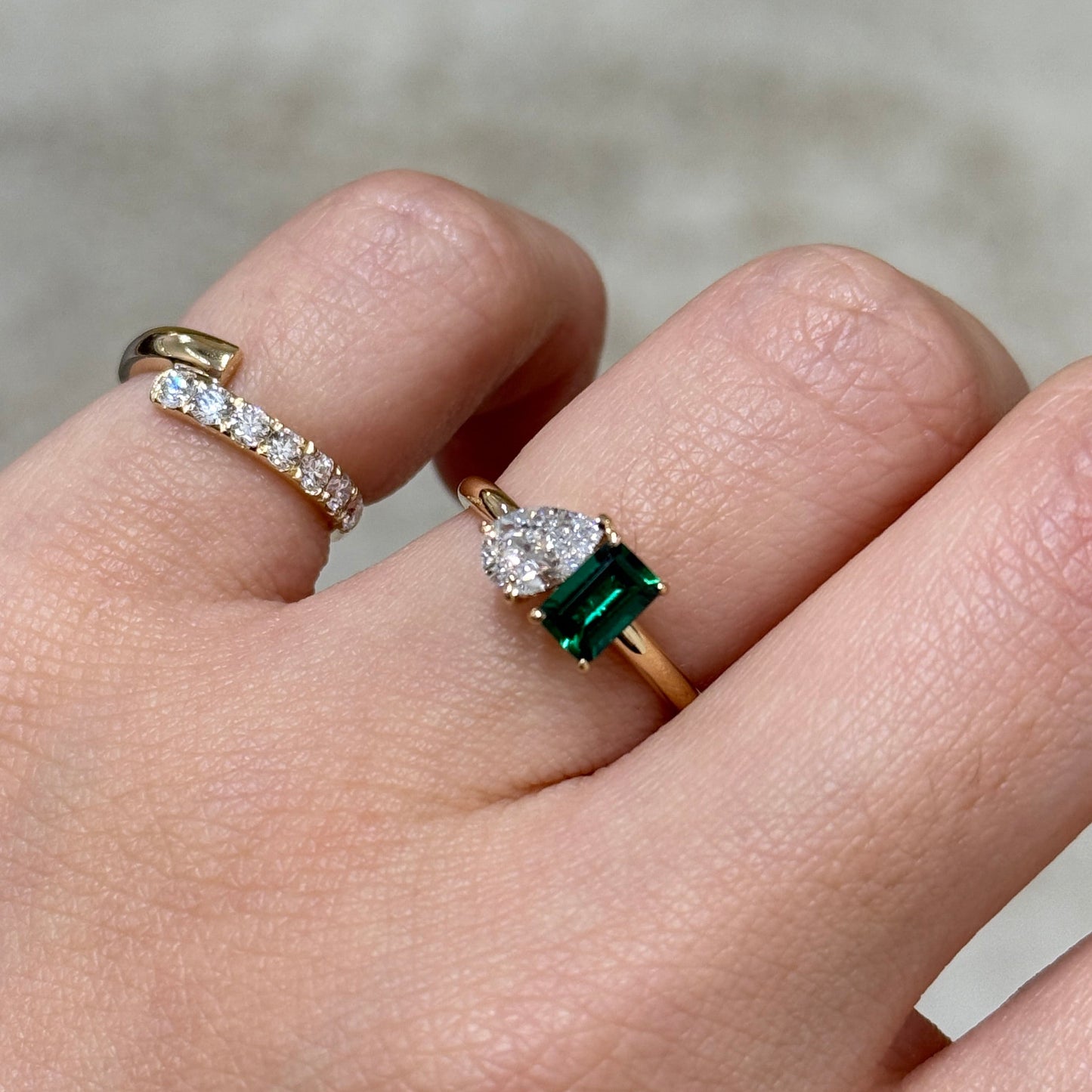 Lab Emerald green emerald cut 0.4ct and diamond pear shape 0.5ct toi et moi ring