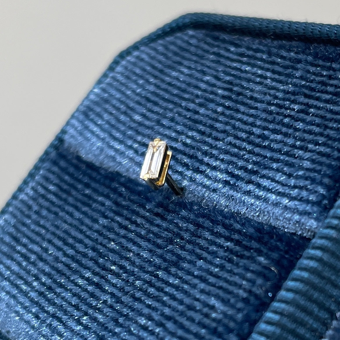 Lab diamind baguette 5pt single prong stud earring-each