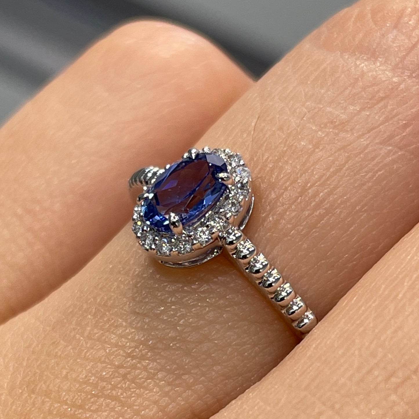 Lab grown sapphire cornflower oval 0.6ct halo twist band ring