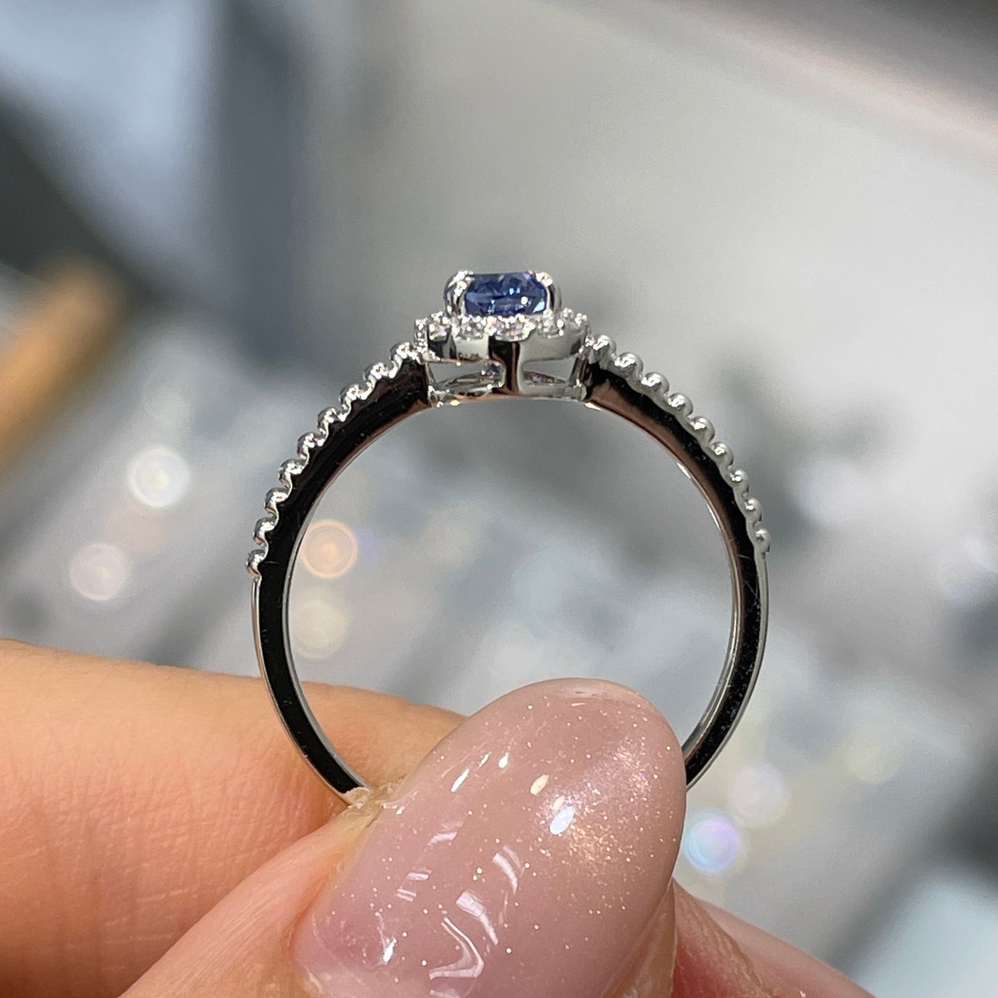 Lab grown sapphire cornflower oval 0.6ct halo twist band ring