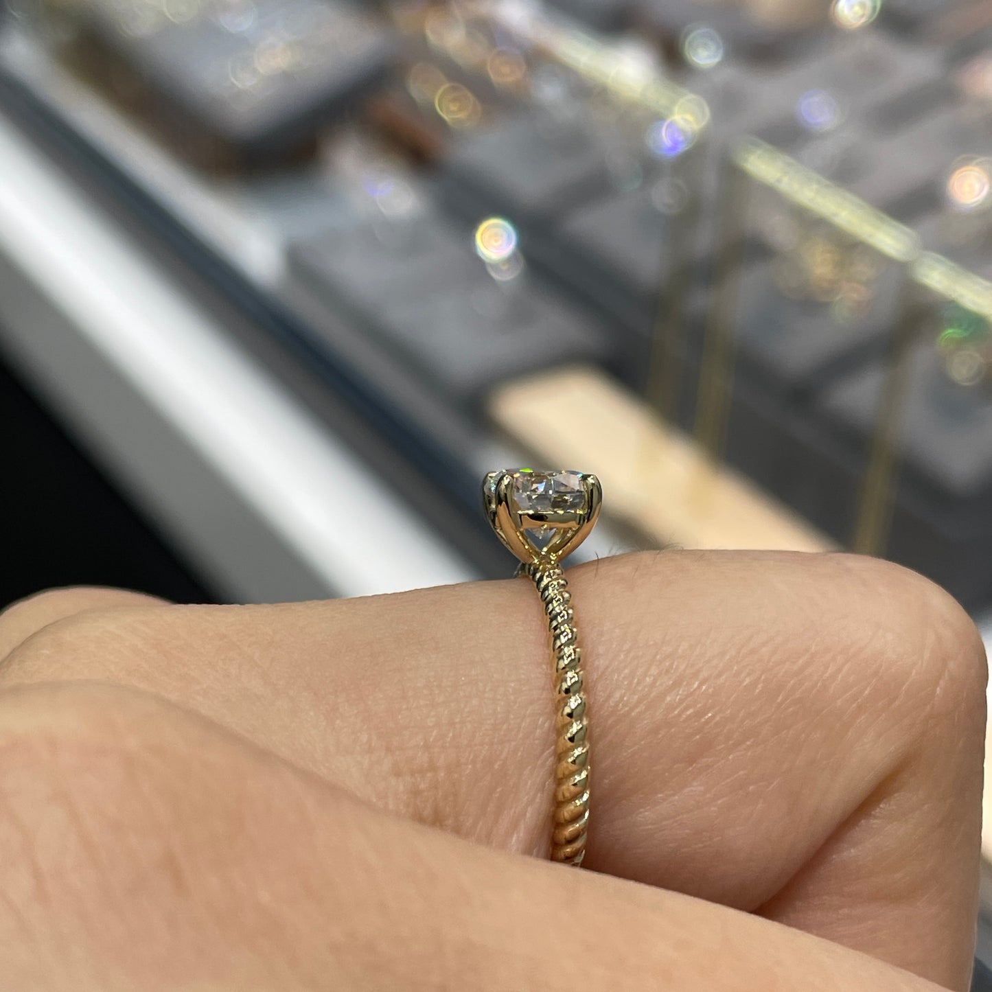 IGI Lab diamond round 1ct twisted band ring