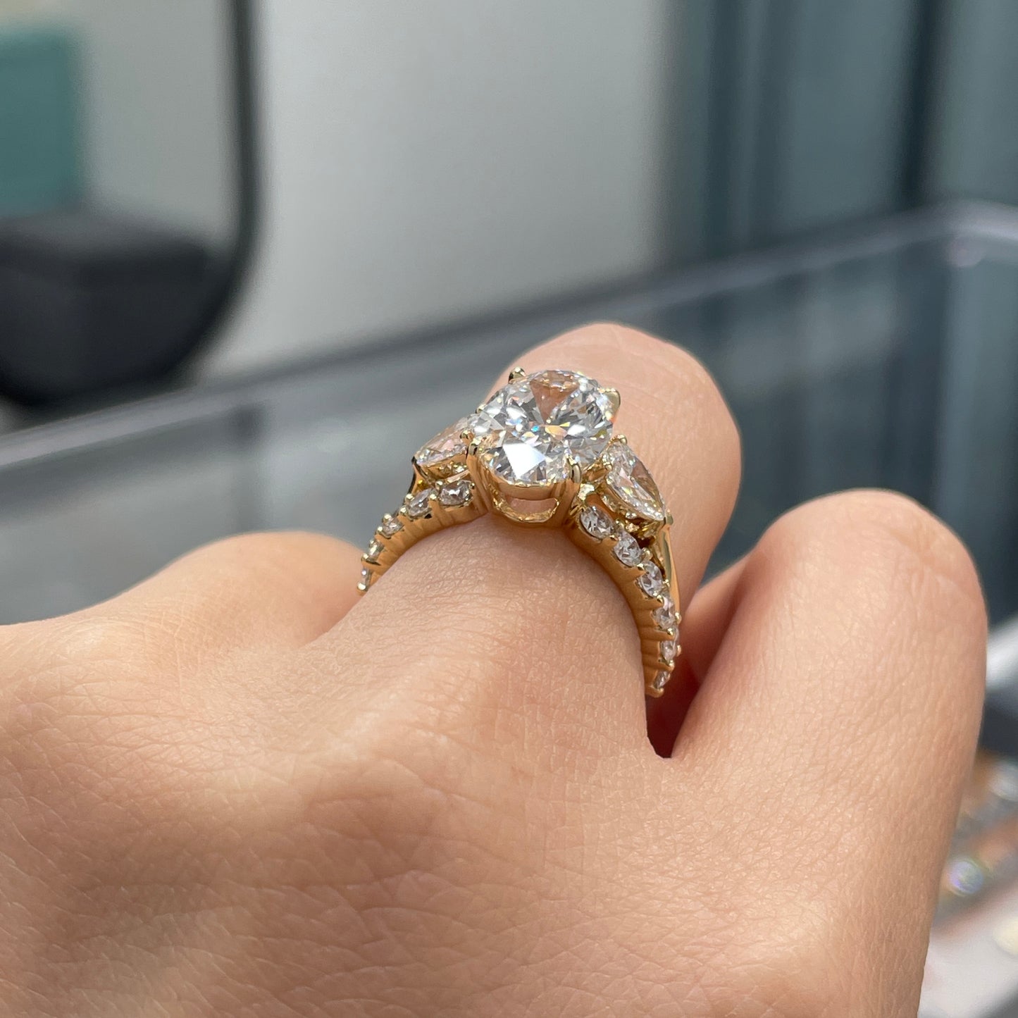 IGI Lab diamond Oval 3.5ct with pear shape 0.4ct three stone setting ring