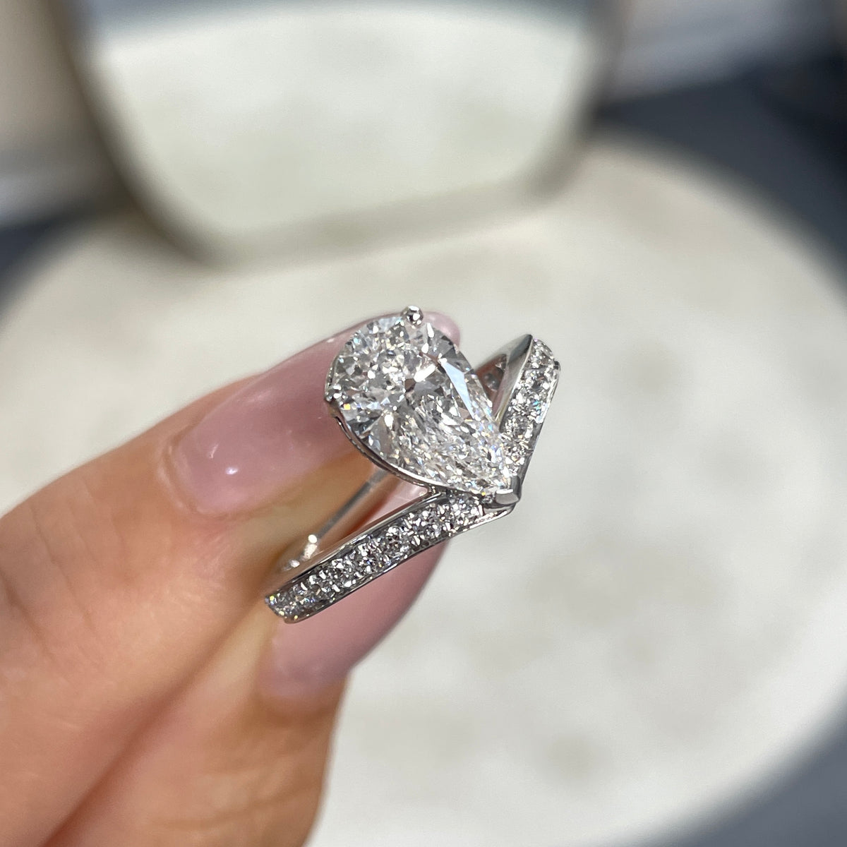 IGI Lab diamond Pear shape 1.5ct v shape channel set ring