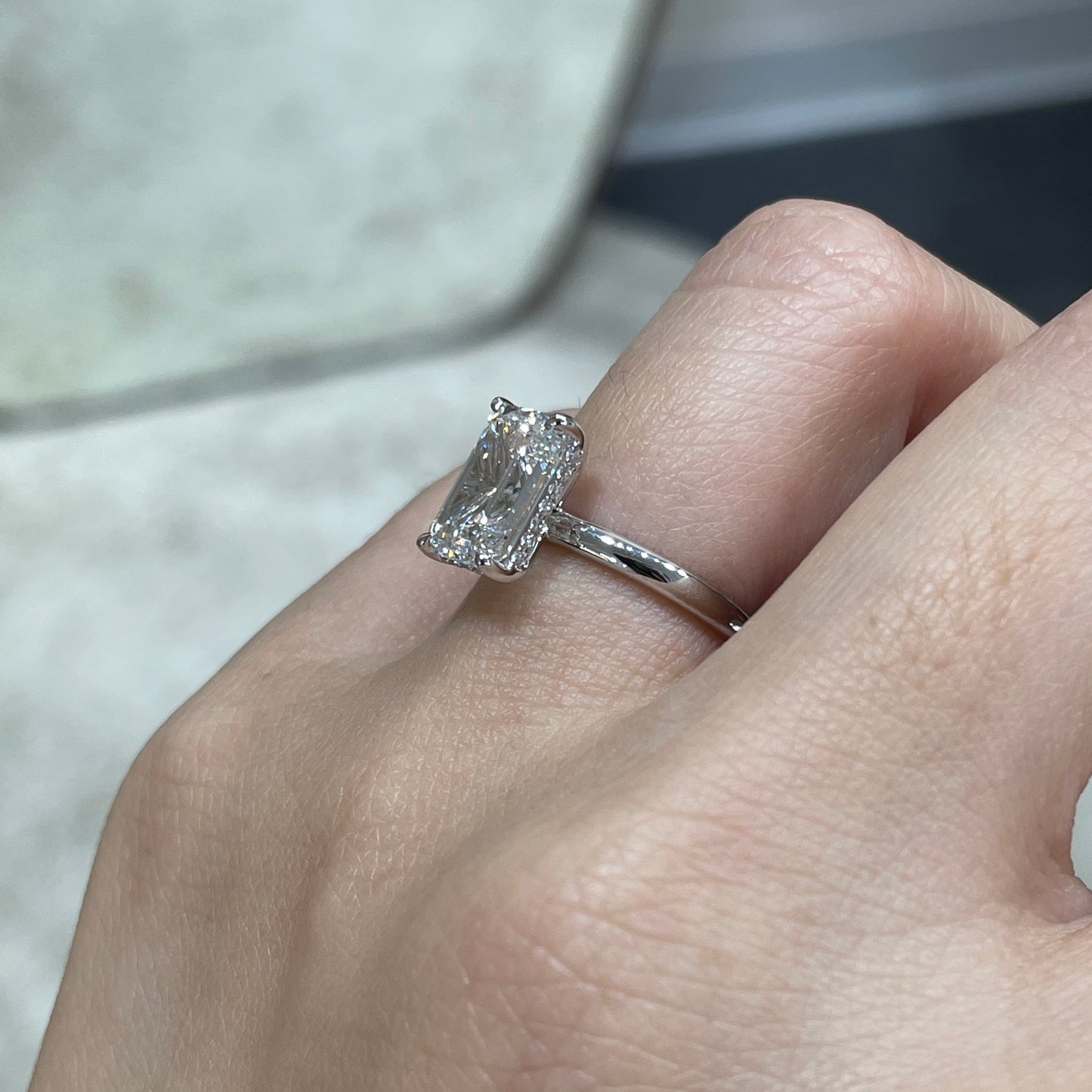 IGI lab diamond Emerald cut 2.5ct four-prong underhao ring