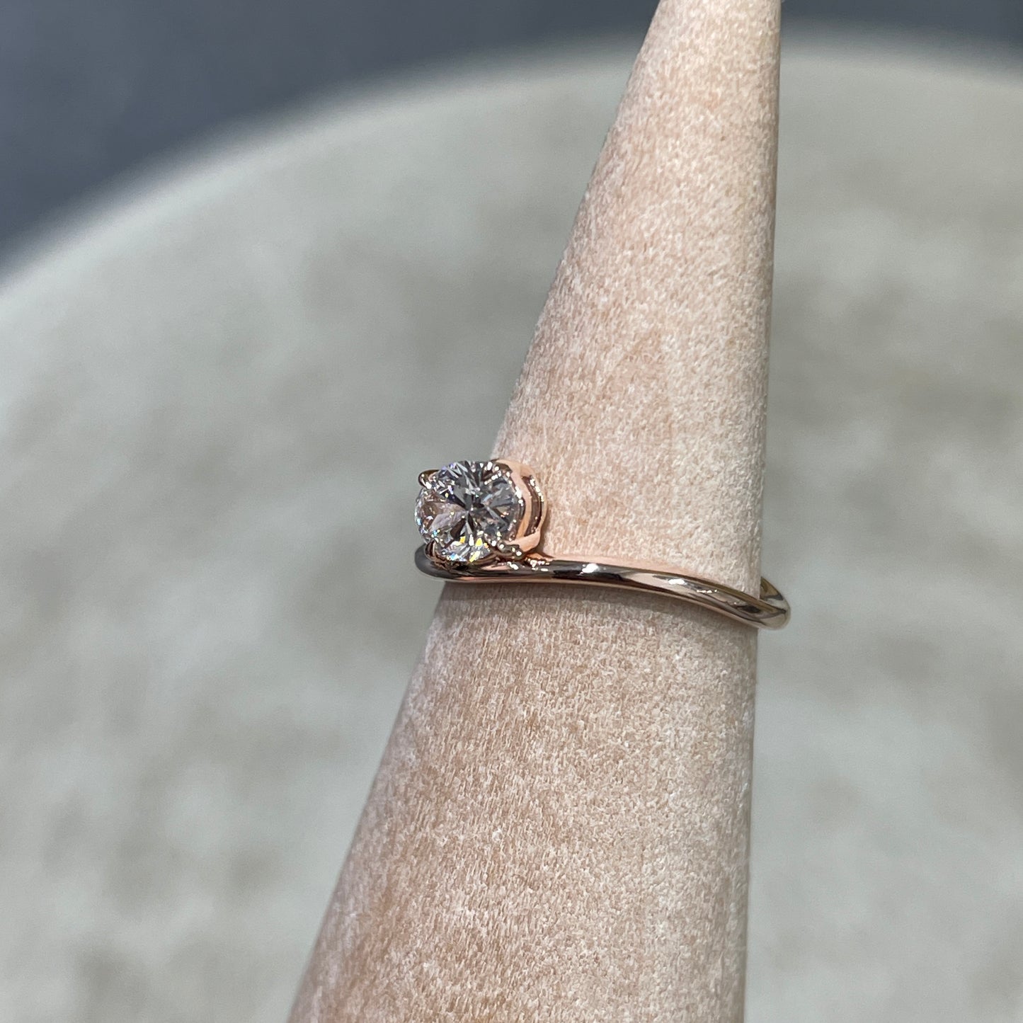 9k Lab diamond oval shape 0.4ct four-prong wavy pinky ring