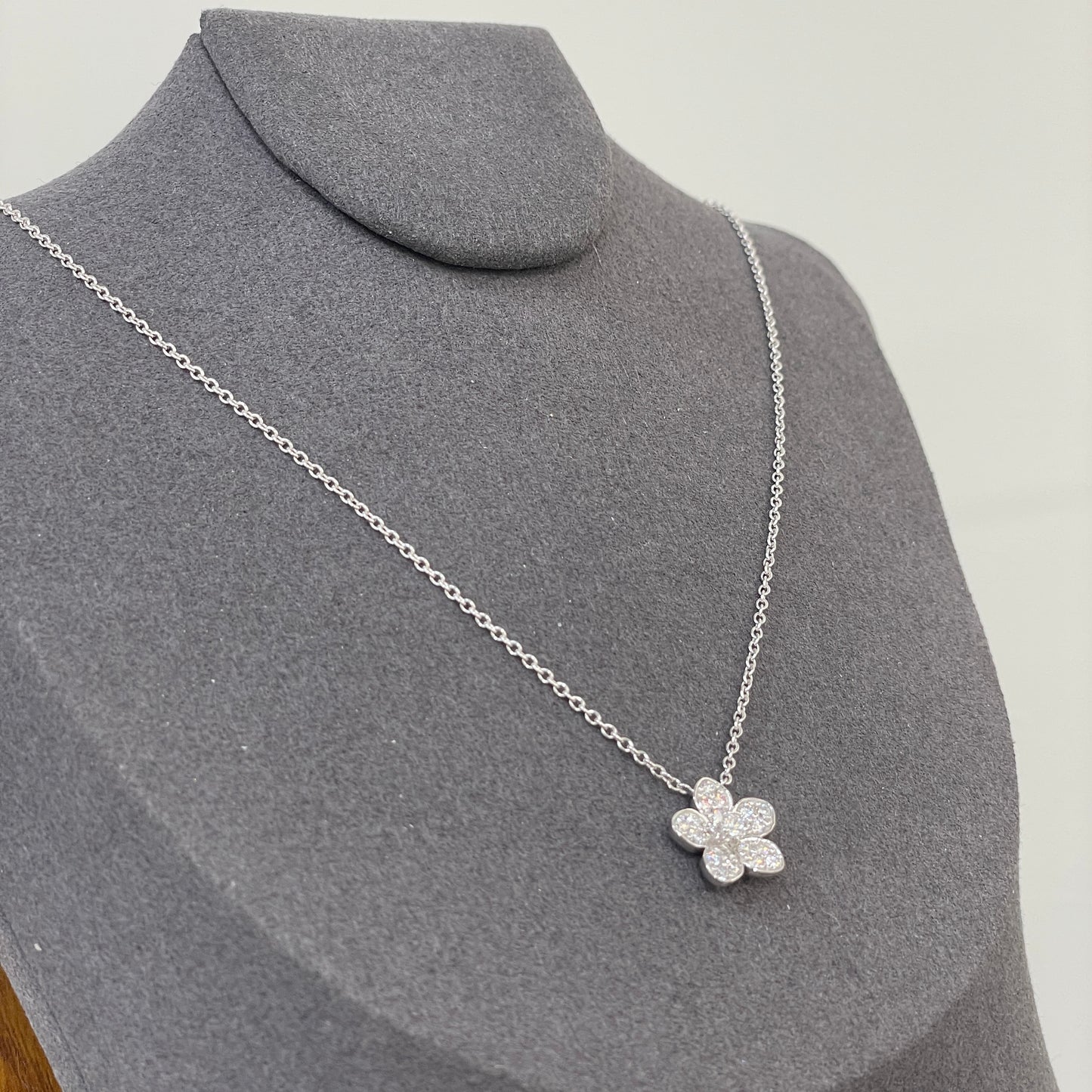 Lab diamond round 0.4ct flower necklace