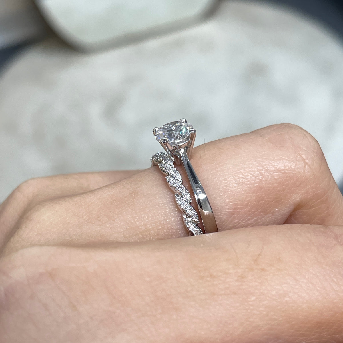 9k Lab diamond round 0.2ct rope half pave ring
