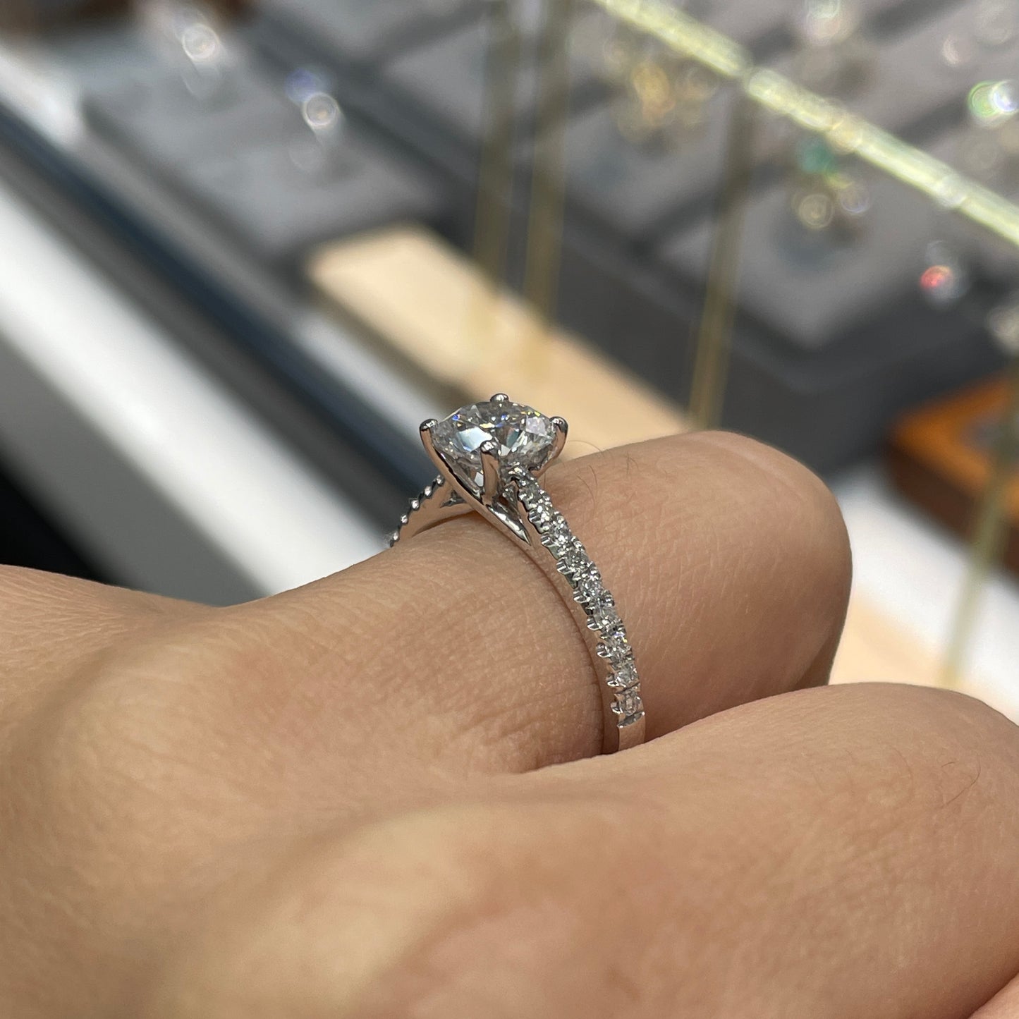 IGI Lab diamond round 1ct four-prong pave ring