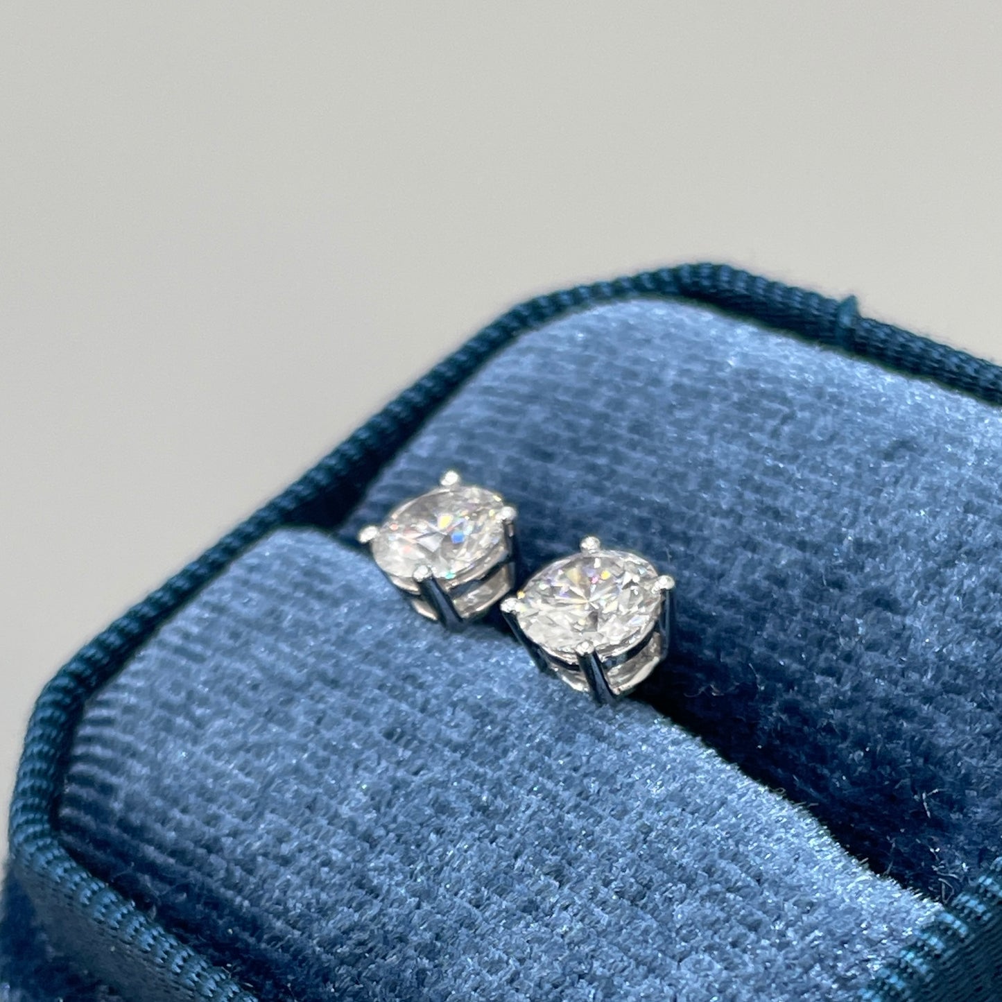 IGI lab diamond round 1.4ct four-prong stud earrings-pair