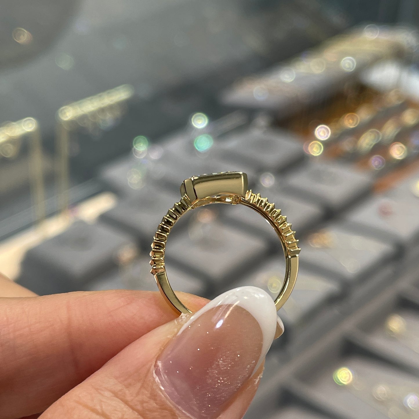 IGI Lab Diamond radiant cut 1ct bezel horizontal half sawtooth band ring