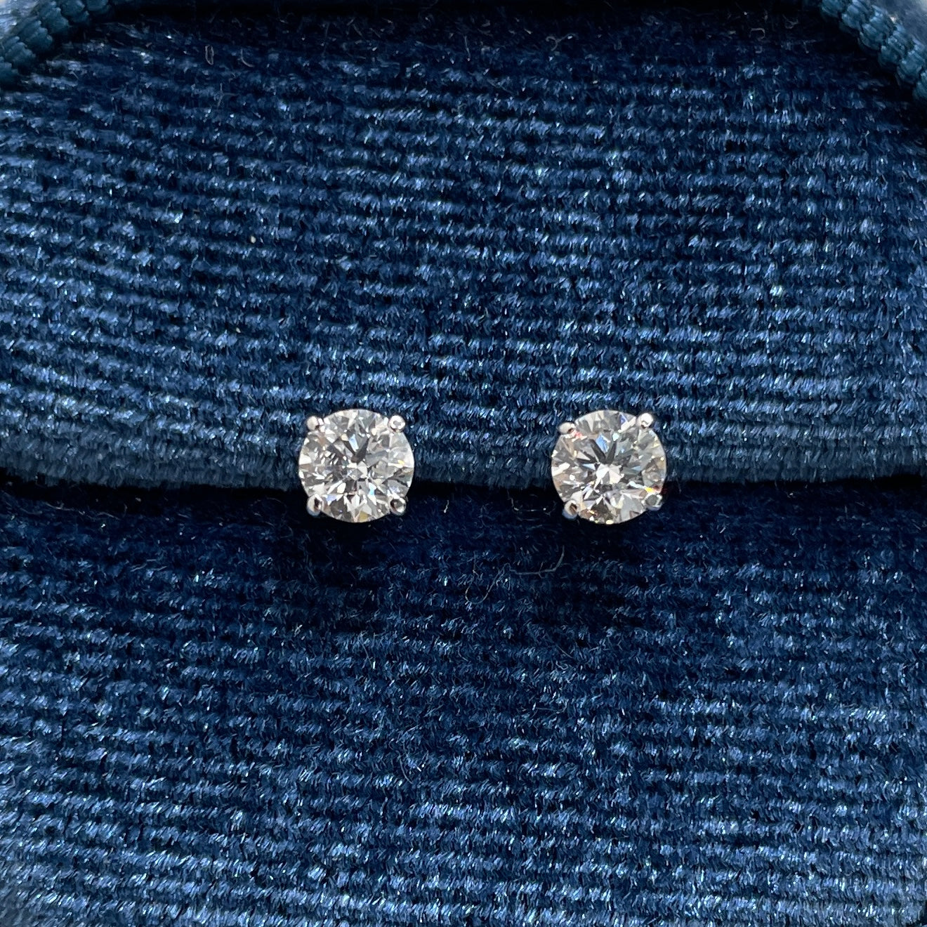 Lab diamond round 0.6ct v set four-prong stud earrings -pair