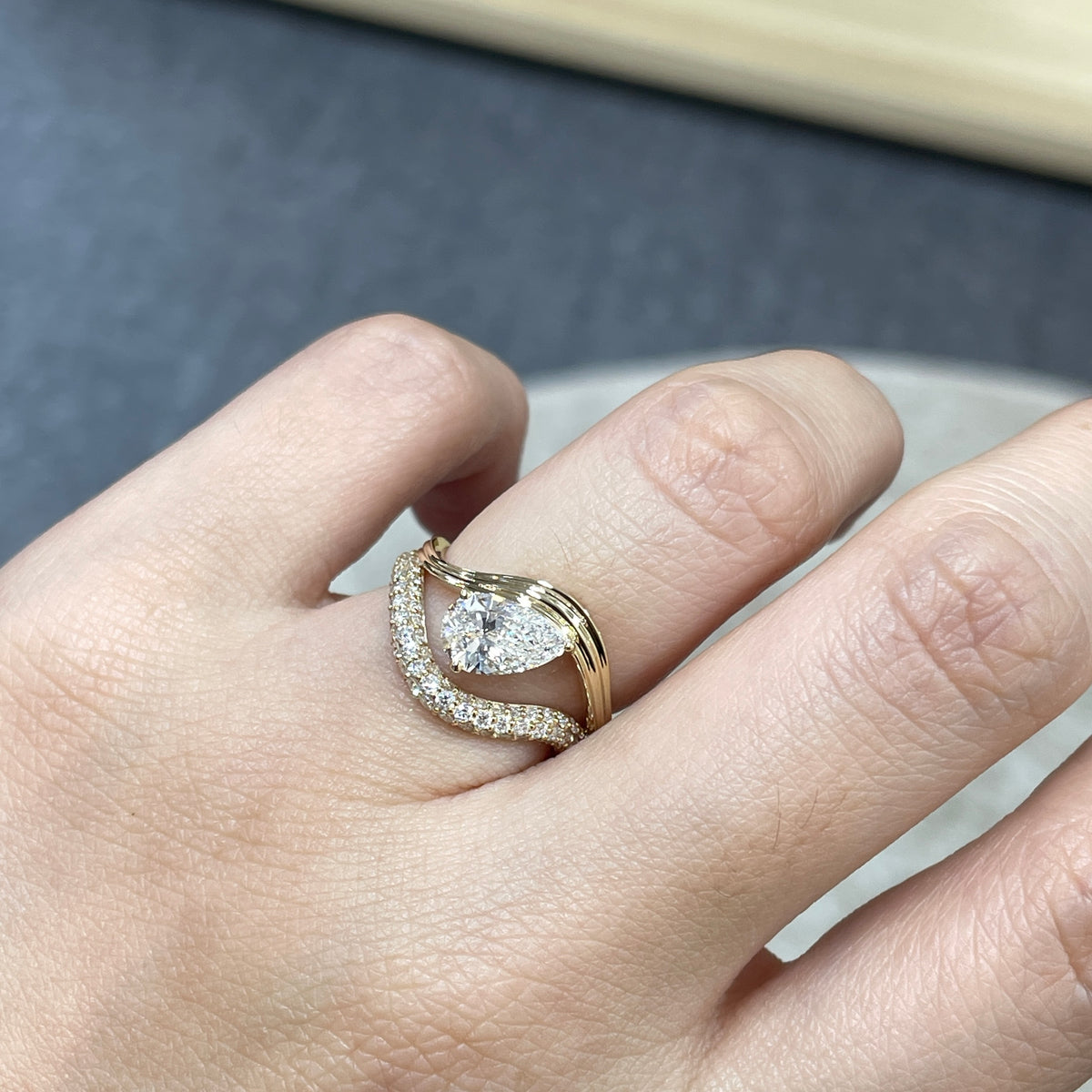 9k Lab diamond pear 1ct three-prong wavy ring