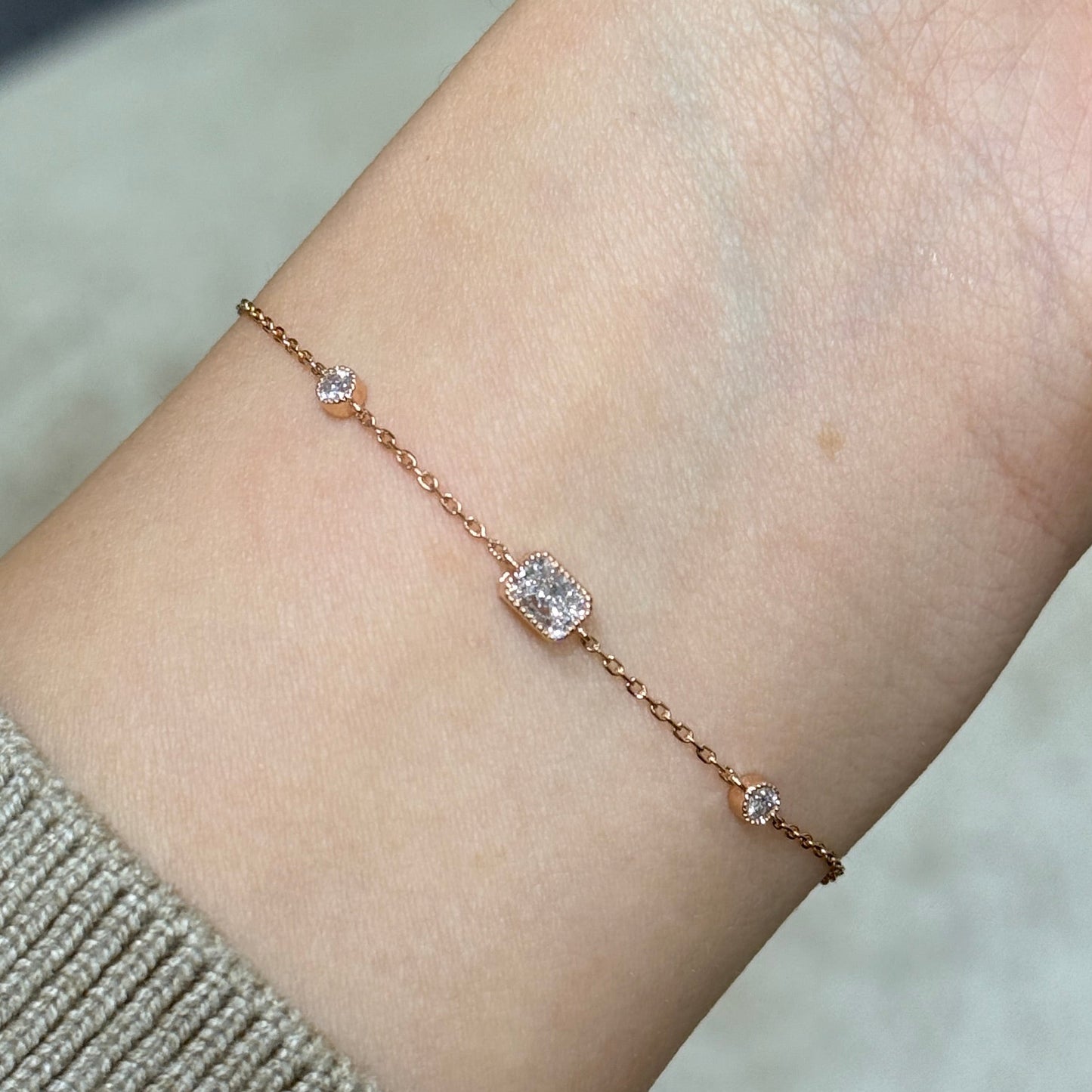 Lab diamond radiant cut 0.4ct milgrain bezel with little diamond bracelet