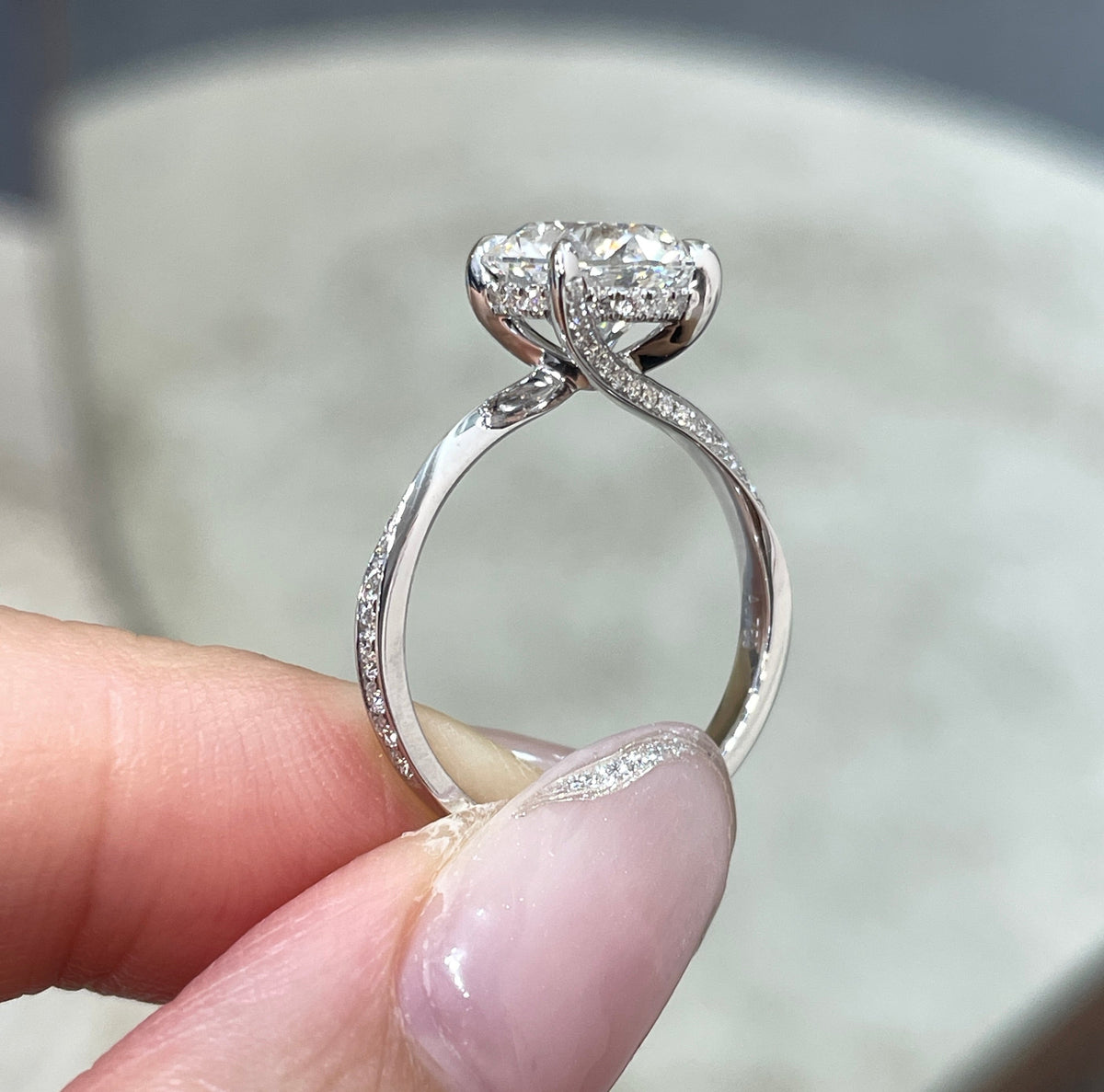 IGI lab diamond 2.5ct round four-prong underhalo twist pave ring