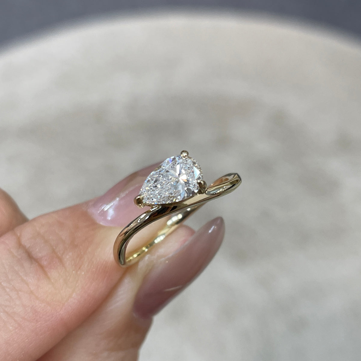 9k Lab diamond pear shape 0.7ct three-prong wavy ring