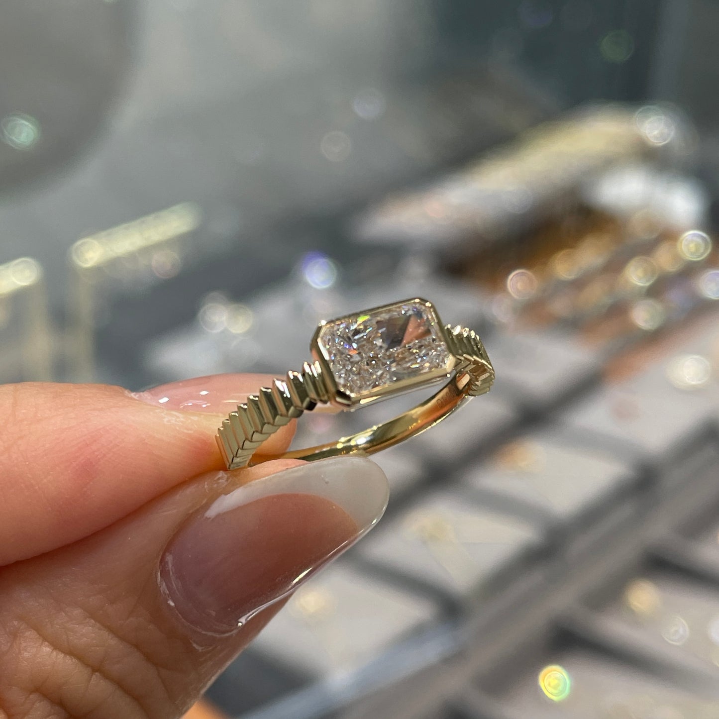 IGI Lab Diamond radiant cut 1ct bezel horizontal half sawtooth band ring