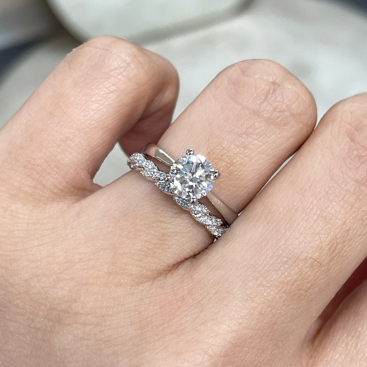 9k Lab diamond round 0.2ct rope half pave ring