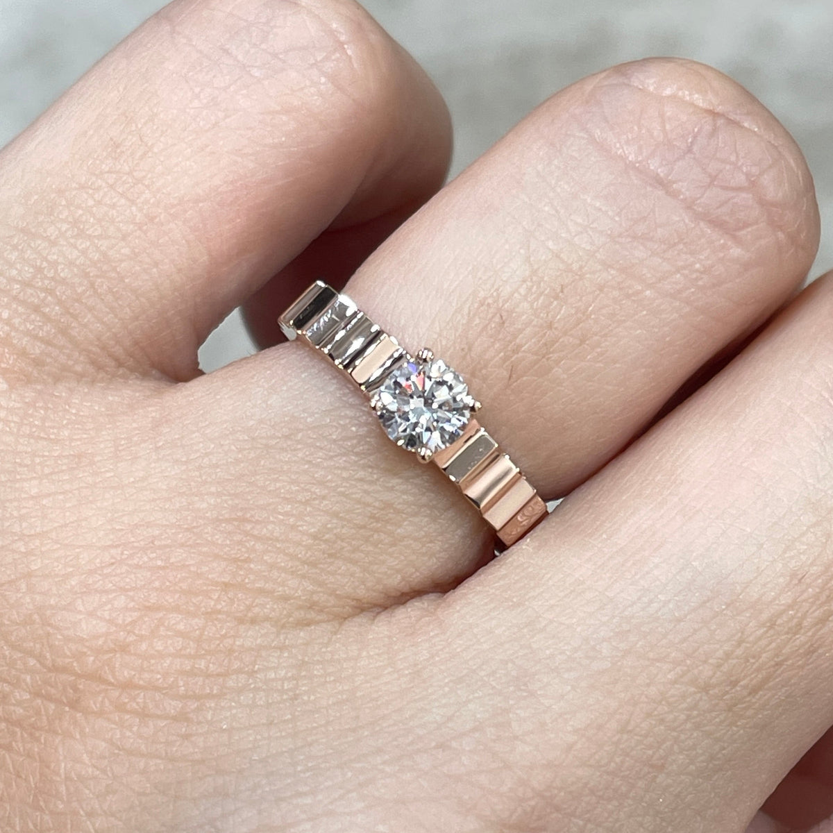 9k Lab diamond Round 0.5ct four-prong ladder ring