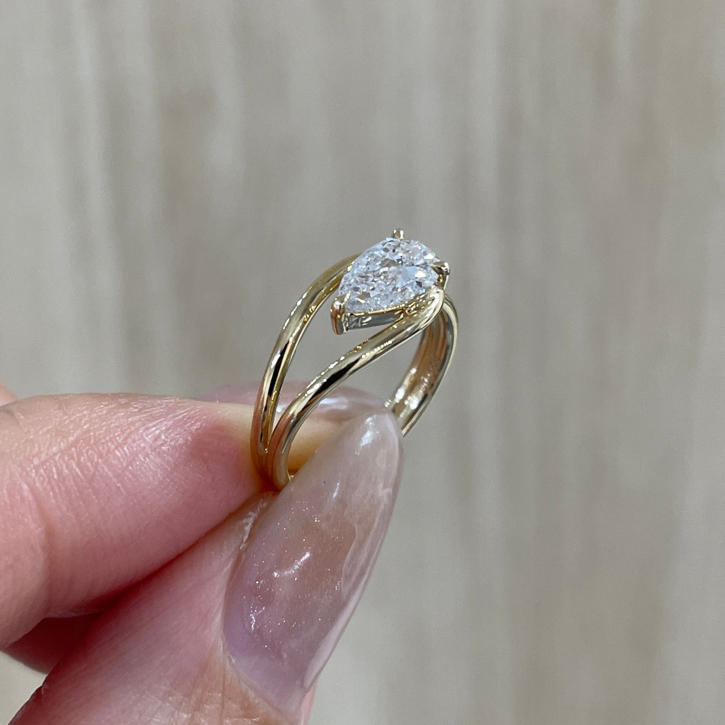 9K Lab diamond pear shape 0.5ct knot pinky ring
