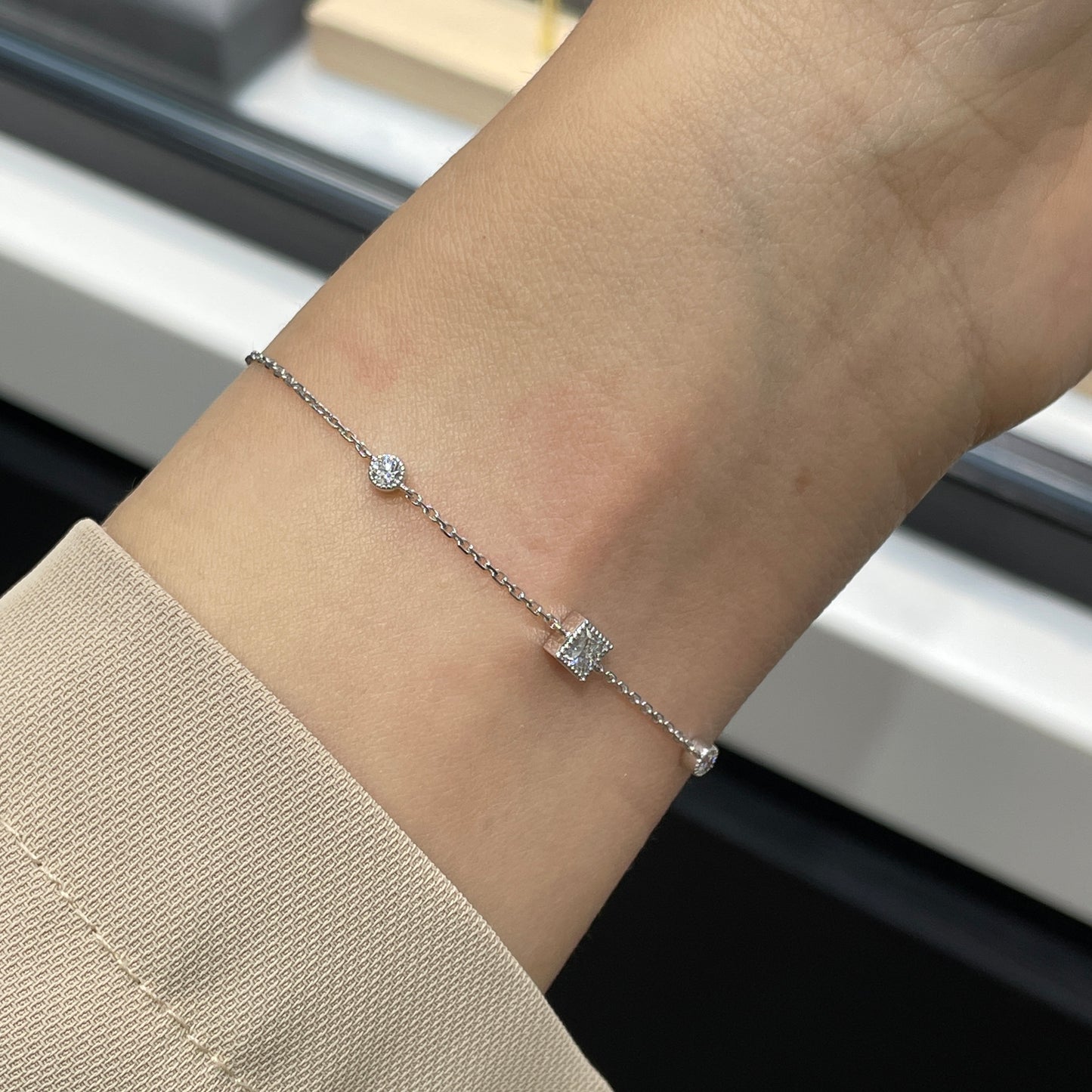 Lab diamond Princess cut 0.3ct milgrain bezel with little diamond bracelet