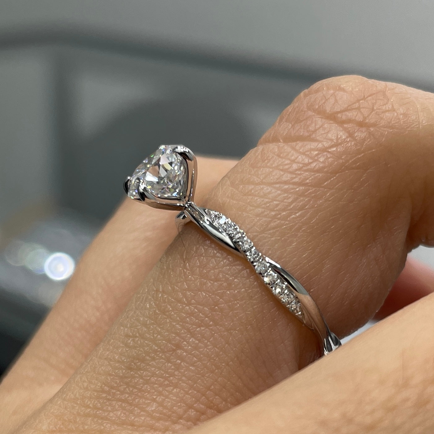 IGI lab diamond round 1ct four-prong pave twisted band ring