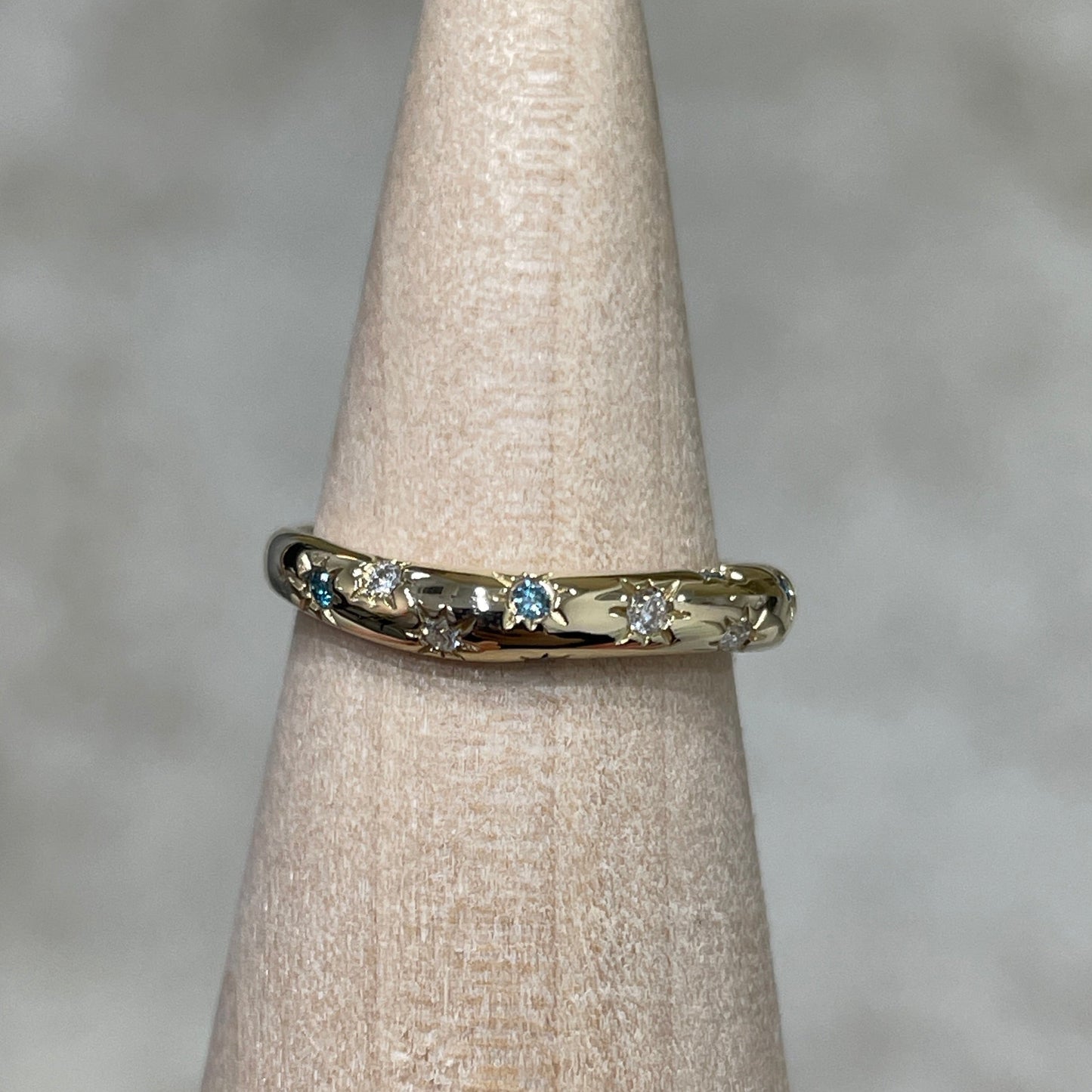 9k Lab blue diamond and diamond round 0.06ct star wavy dome pinky ring