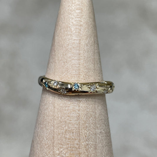 9k Lab blue diamond and diamond round 0.06ct star wavy dome pinky ring