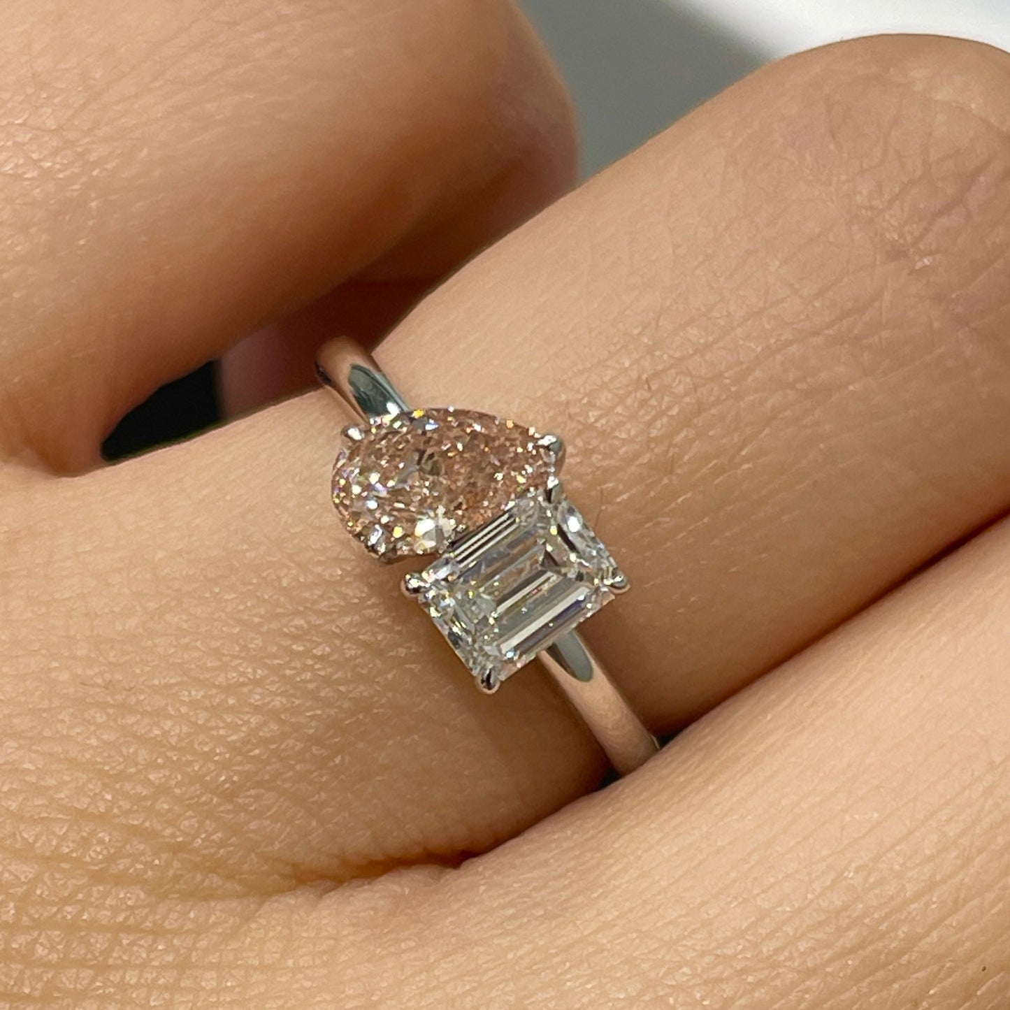 IGI lab pink diamond pear 0.6ct with emerald cut 0.8ct toi er moi ring