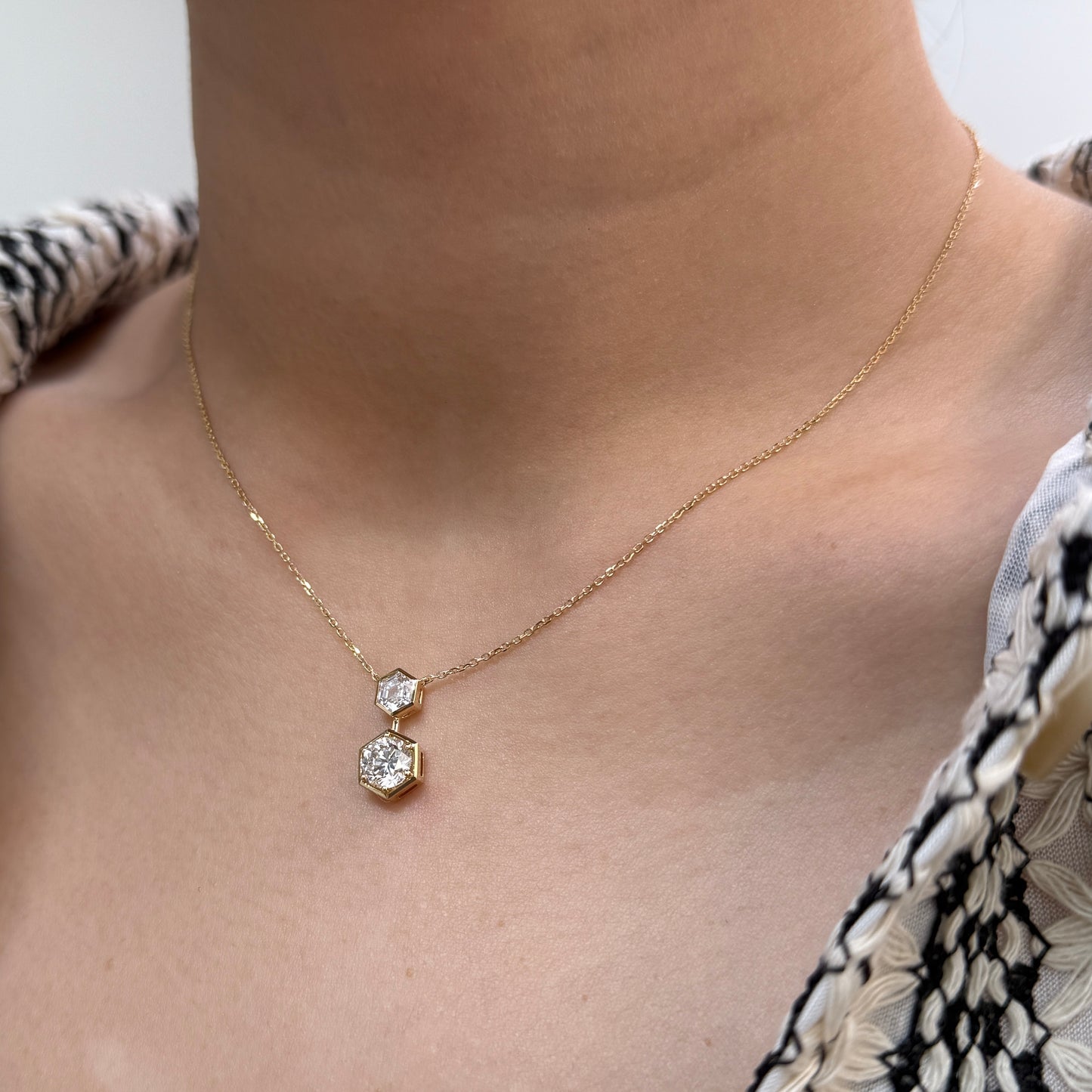 Lab diamond Hexagon 0.4ct bezel with round 0.9ct Hexagon side siz-prong necklace