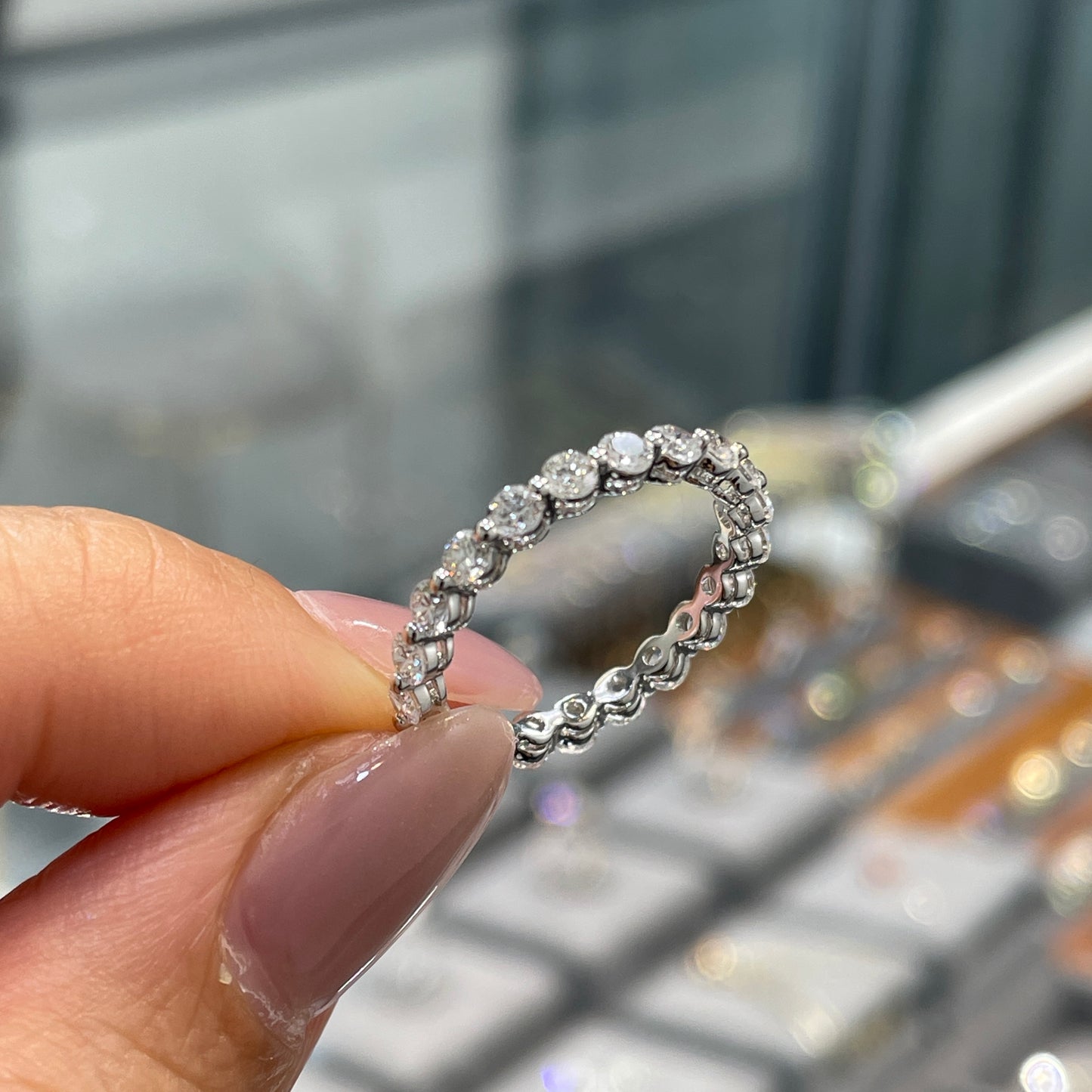 9k Lab diamond Round 1.05ct single-prong full eternity ring