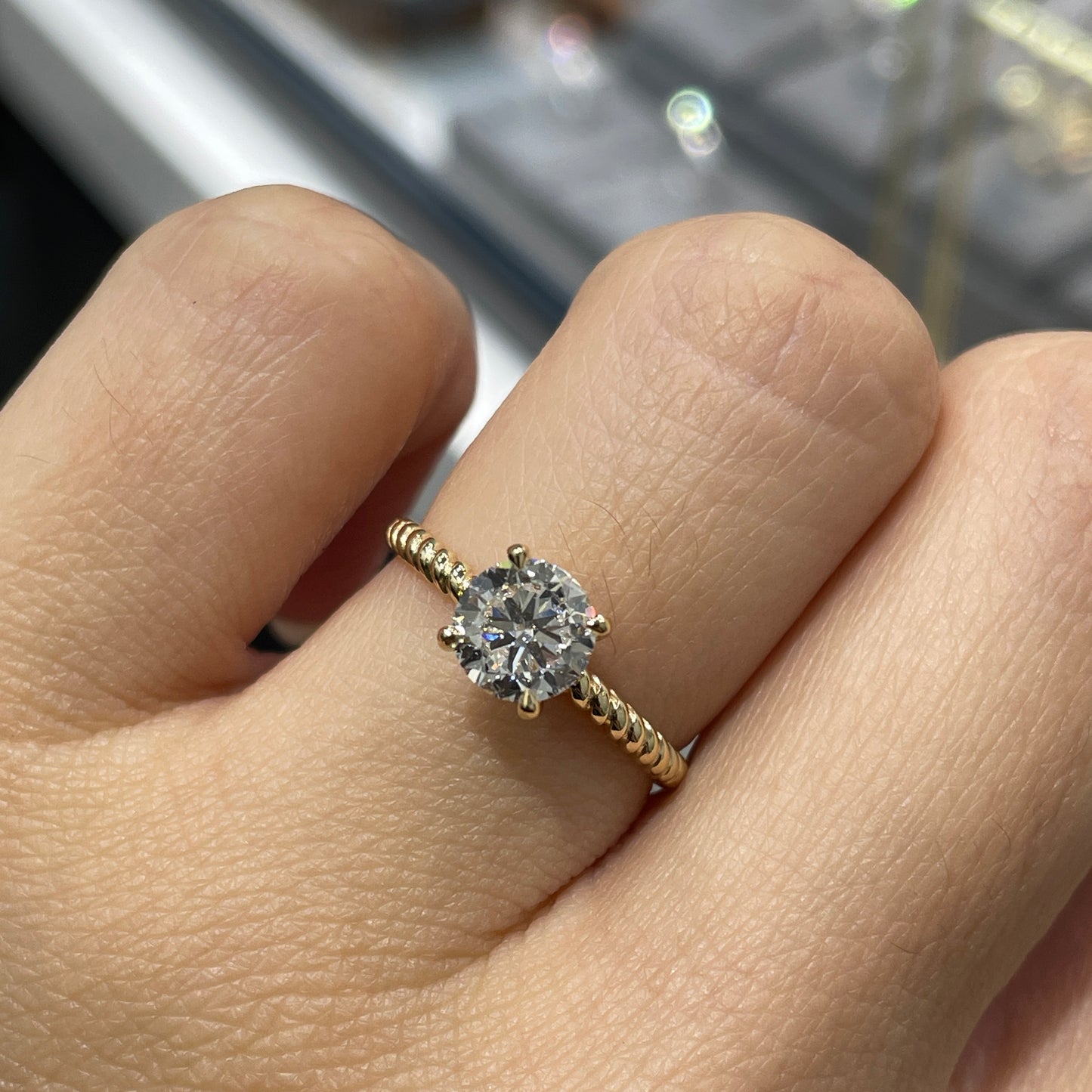 IGI Lab diamond round 1ct twisted band ring