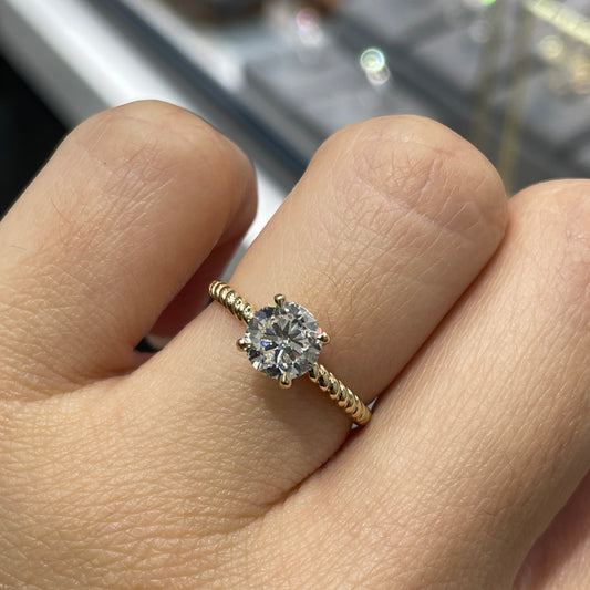IGI Lab diamond round 1ct twisted band ring