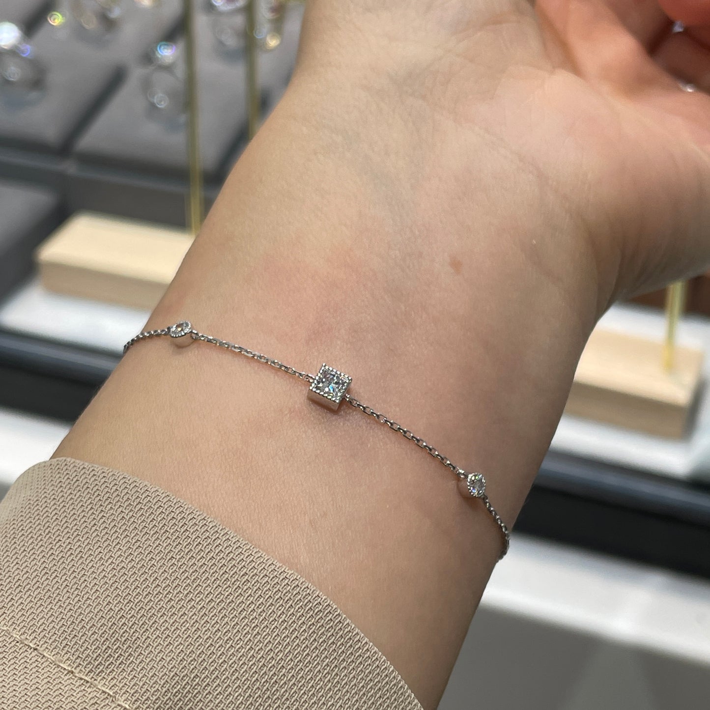 Lab diamond Princess cut 0.3ct milgrain bezel with little diamond bracelet
