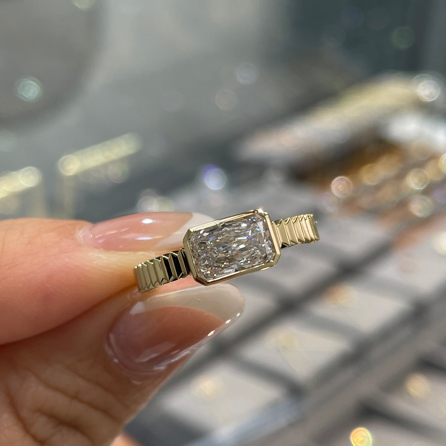 IGI Lab Diamond radiant cut 1ct bezel horizontal half sawtooth band ring