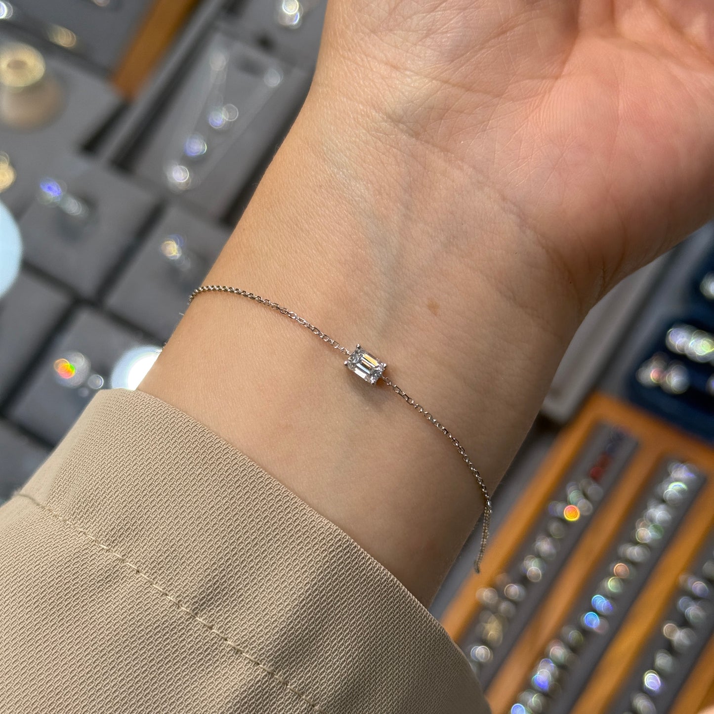 Lab diamond Emerad cut 0.4ct four-prong horizontal bracelet