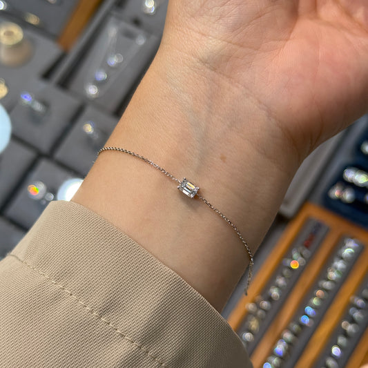 Lab diamond Emerad cut 0.4ct four-prong horizontal bracelet